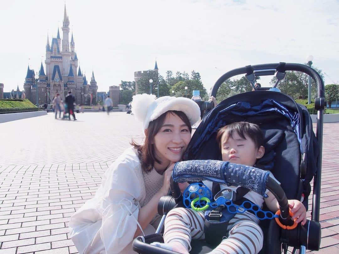 渡辺順子さんのインスタグラム写真 - (渡辺順子Instagram)「親子Disney🐭🏰 入園直前に爆睡をかましてくれましたwww 次は友達親子と一緒に楽しみたいな💛  ワクチン接種が始まって副作用はどうなのかとか気になる事ばかり🤔💉💭 ニュースを見ては情報収集している毎日です  1日でも早く状況が好転していく事を切に願ってます.°ஐ.*  さて、明日はナベイビーの予防接種だ💉🏥 前回、麻疹+水痘の予防接種で副反応が出たので心配である… 一緒に頑張ろうね🥺  @tamahiyoinsta #たまひよ公式インスタグラマー  #成長記録 #1歳の予防接種 #予防接種副反応  #発熱 #湿疹 #初ママlife  #男の子育児  #babystagram  #1歳1ヶ月 #ベビスタグラム  #ママスタグラム  #親子ペアルック  #親子リンクコーデ  #ootd  #東京ディズニーランド #tokyodisneyland  #tdl🐭🏰  #cybexmios  #サイベックス  #oballbaby  #コロナで気が滅入るからみんなの写真で旅行しようぜ」2月19日 11時48分 - nabejun_room