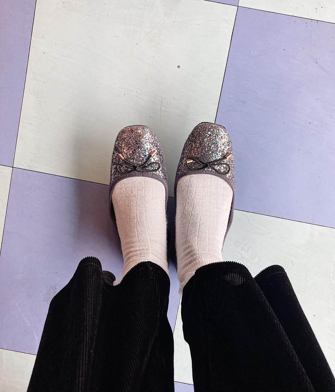 Madoka Yamamotoさんのインスタグラム写真 - (Madoka YamamotoInstagram)「このたぐいの靴ばかり買ってしまう❗️つま先のキラキラが剥がれてきたら新調する頃合い👠靴下履くと足がパンパンになって通り越してカワイイ🥳」2月19日 11時48分 - madochosu