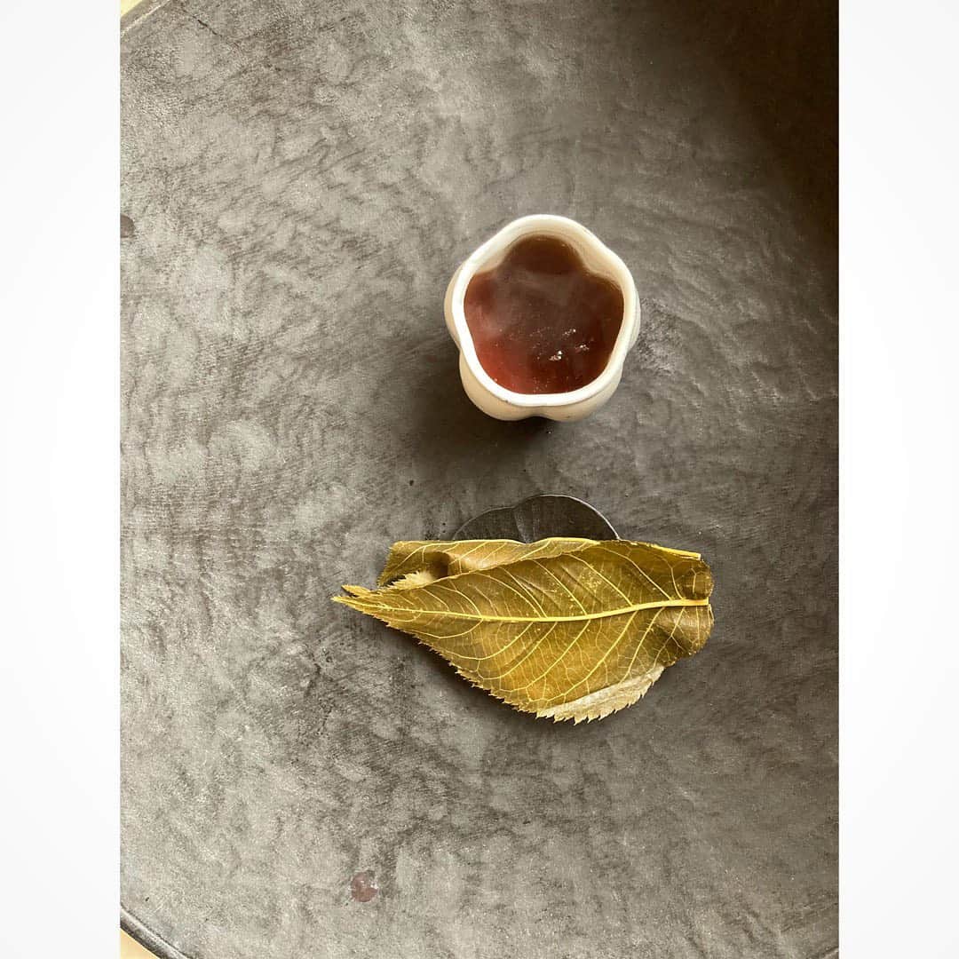 journaleatripのインスタグラム：「sakura  花から春、到来 箱の蓋を開けるとふわぁ〜と櫻の薫り。  葉で覆われた奥ゆかしい桜餅。 日本って素晴しい感性だなぁと 頂く度に思う。  #長命寺＃櫻餅#向島」