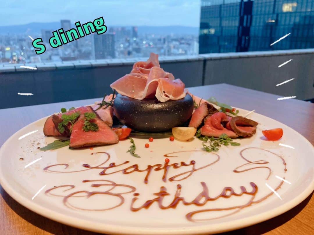 sdiningのインスタグラム：「甘いものが苦手な方のためなに、肉バースデープレート作ってみました👌 お喜び頂けたご様子で安心🥰🥰 お二人様の末長い幸せを祈っております♡ 可能な限りではございますが、ご要望ございましたらご対応致しますので、お申し付けください💁‍♂️  #誕生日#記念日#夜景#デート#シーフード#イタリアン#オマール海老#プロポーズ#カップル#ソファー席#お肉もあります#梅田ランチ#贅沢ランチ#カップルの聖地#Sdining#エスダイニング#阪急32番街#阪急グランドビル#大阪#梅田」