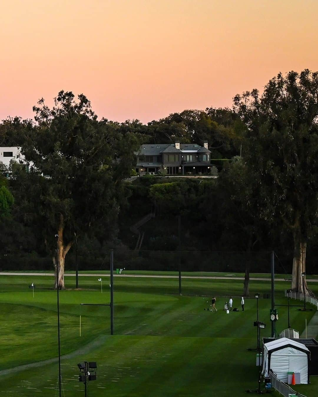 PGA TOURさんのインスタグラム写真 - (PGA TOURInstagram)「After an opening 75, Bryson was grinding on the range late into the night @TheGenesisInv.」2月19日 12時02分 - pgatour