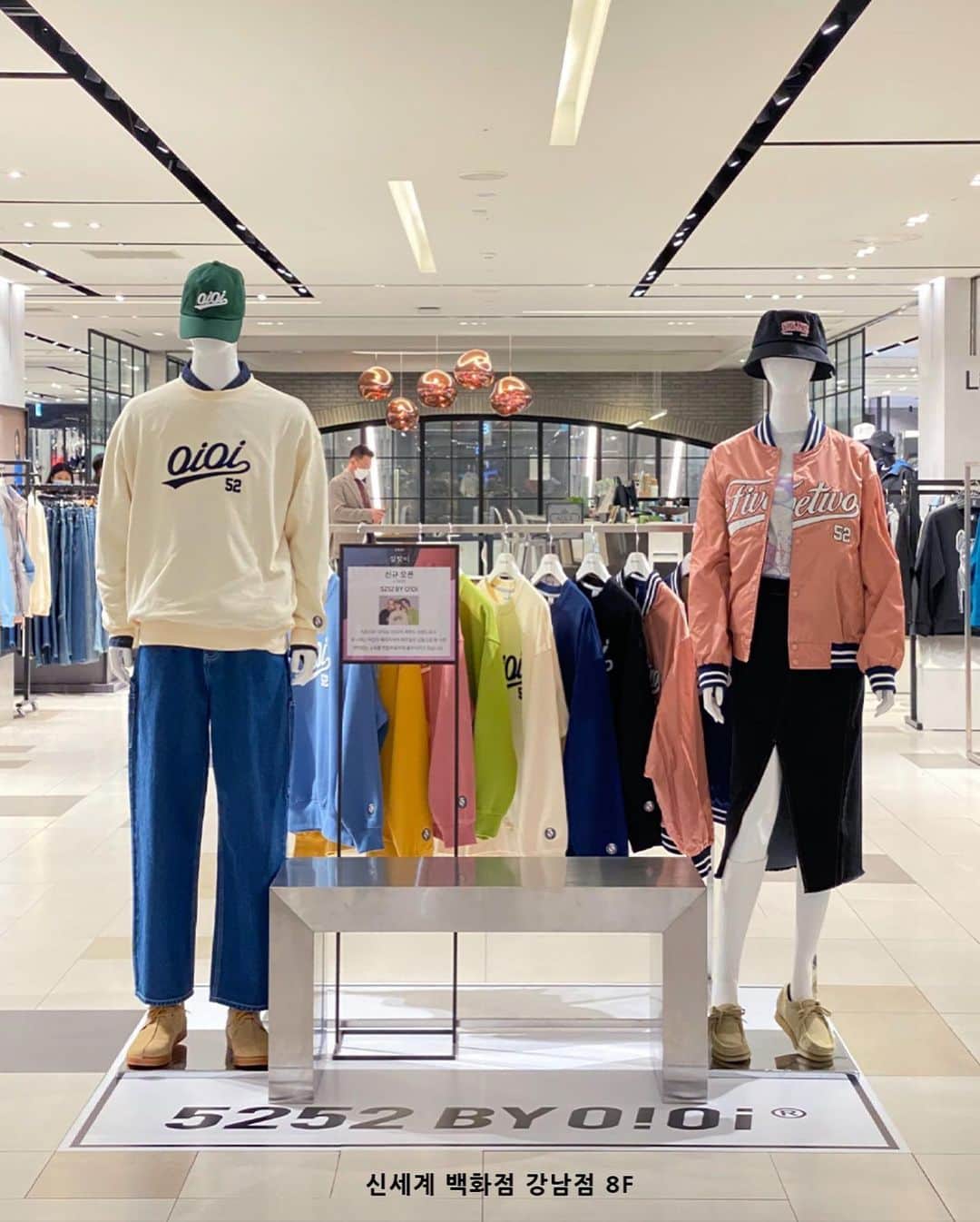 Second Brand Of O!Oiのインスタグラム：「SPECIAL EVENT🎉  신세계 강남점 5252 BY O!Oi 포토존에서 사진 촬영하여 피드에 업로드 해주신 분들 중 추첨을 통해 특별한 사은품을 드립니다!  필수 해시태그 #5252byoioi #5252신세계강남점 필수 계정태그 @5252byoioi  [사은품] 1등(2명): 2021 SIGNATURE SWEATSHIRTS  2등(5명): 오프라인 2만원 할인 (5만원 이상 구매시) 3등(10명): 오프라인 1만원 할인 (3만원 이상 구매시)  이벤트 기간: 2월19일(금) ~ 3월11일(목) 당첨자 발표: 3월15일(월), 카카오 플러스친구 (* 5252 BY O!Oi 신세계 강남점 플러스친구를 추가해주세요)  장소: 신세계 백화점 강남점 8F (서울 서초구 신반포로 176, 고속터미널역) 운영시간: 10:30AM - 8:00PM」