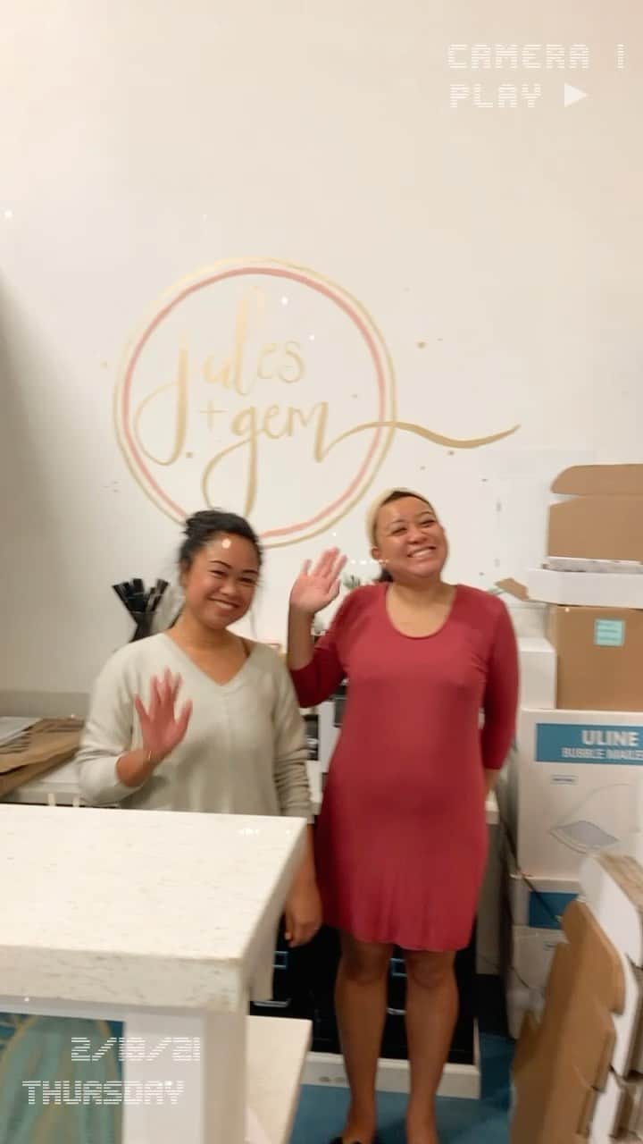 アリッサ ウーテンのインスタグラム：「I got to visit the super amazing ladies @julesandgemhi today at their warehouse!  They make everything in house locally!  Love working with a company that can say that!  And yes, the moment you open the door it smells like a tropical heaven 🧡💛❤️」