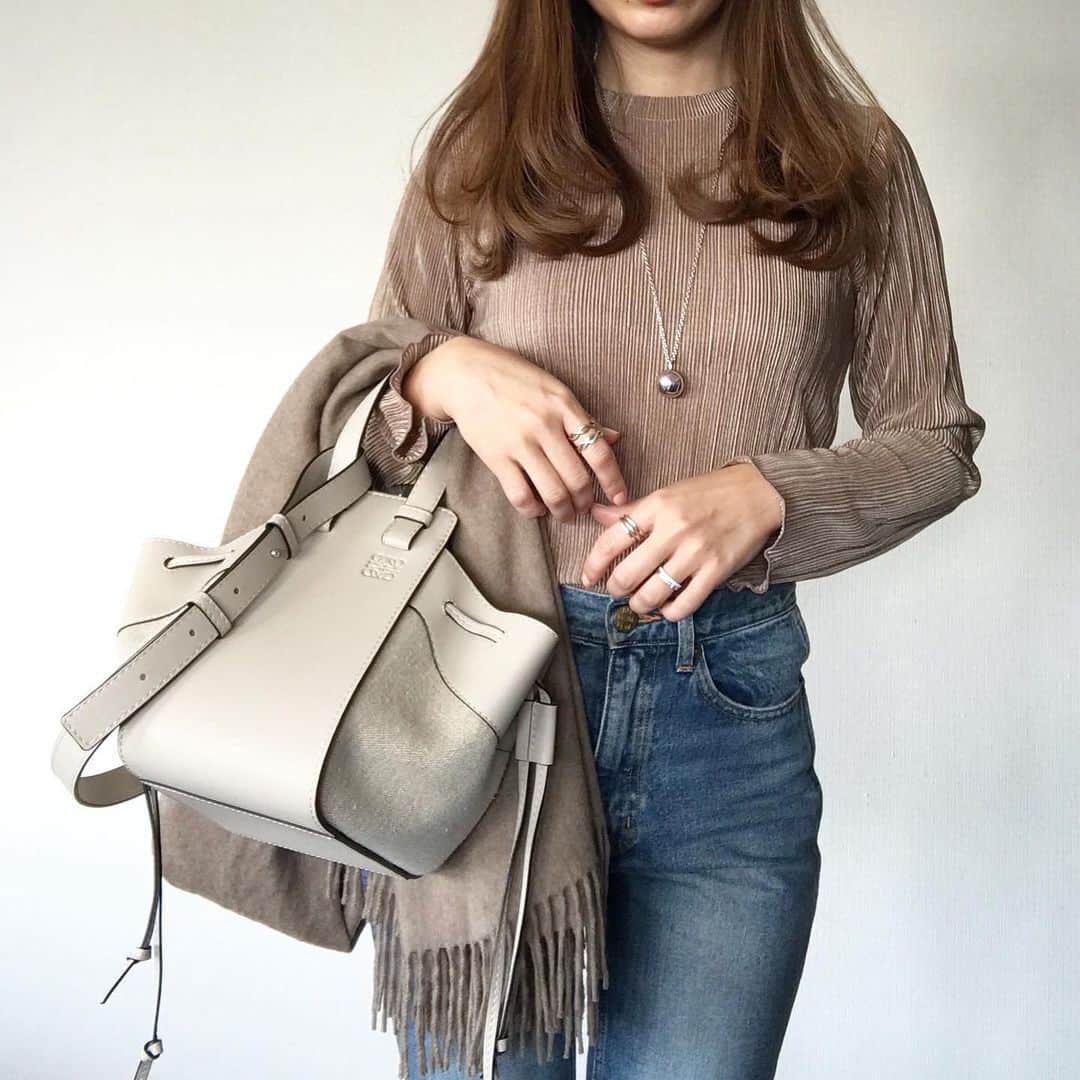 mario_dozonoのインスタグラム：「* 🐐👖✔️ mocha × denim…❤︎ * @classicalelf_official のリブブラウス、光沢感のあるテロンとした生地感と袖口のメローロックが可愛い🥰 * シンプルに見えて意外とデザイン性のあるブラウスだから、小物は同系色でまとめて控えめに☺️✨ * ブロンズっぽいカラーと色落ちデニムの組み合わせがヴィンテージっぽくて好き❤︎ * * blouse… @classicalelf_official denim… bitblue bag… loewe stole… johnstonsofelgin shoes… chanel * * * #outfitoftoday #classicalelf #pr #chanelshoes #loewe #loewebag #loewehammock #今日の服 #クラシカルエルフ #エルフコーデ #ブラウス #ブラウスコーデ #フリルブラウス #デニムコーデ #テーパードデニム #ジョンストンズ #ロエベハンモック #ロエベバッグ #ロエベ #アラフォーママコーデ #大人シンプルコーデ #ママコーディネート #プチプラコーデ #大人女子コーデ #30代コーデ #アラフォーファッション #ロカリ #春コーデ」