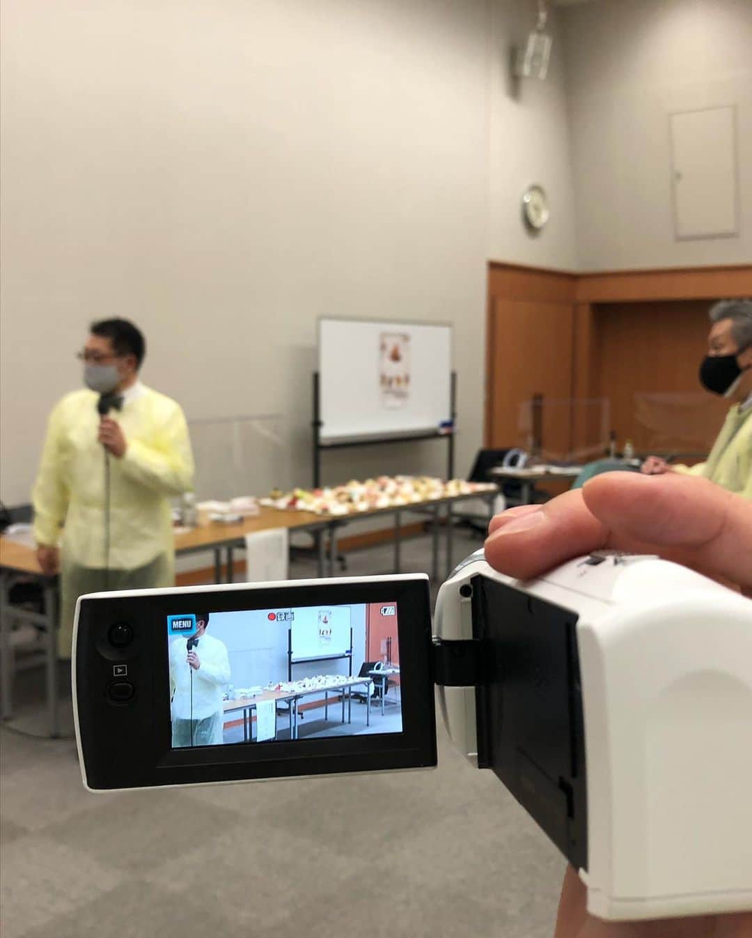 八木隆太郎さんのインスタグラム写真 - (八木隆太郎Instagram)「さっぽろスイーツコンペティションの審査員を初めて務めました✨  コロナ対策で完全防備をし、 カメラマンも入れないので、 八木デジカメとiPhoneで撮影し、ニュースで流しました😅 ちなみにリポートは poroco編集長の福崎さんに撮ってもらいました。笑  さて、このイベントは 市民が食べたいケーキの アイデアをパティシエの技術で、再現し、オリジナリティを加えた作品たち🍰 今年の応募数35種のケーキを 試食し、おいしく、みんなに食べてもらえそうなものを選びました。  こんなにケーキ食べたのは初めて！最初はおいしくて余裕で食べていたんですが、、、、 10あたりからキツくなり、ペースを考えながら食べるはめに。笑  しかし、おいしいもの、美しいもの、驚きがあるケーキは みんな意見が合致します。  驚いたのは道産素材にこだわり、 日本酒の酒粕や、サツマイモ、 コーヒーなど多くの素材をうまく使い、個性豊かなケーキがたくさんあったこと。全てに思いがあり、みんなに食べてもらいたい！  グランプリ1作品、 入賞5作品はどれも素晴らしい ケーキです🥺  3月26日に発表され、 ケーキ屋などに並ぶ予定です♩  #ケーキ #スイーツ #札幌スイーツ」2月19日 11時55分 - ryutaroyagi0414