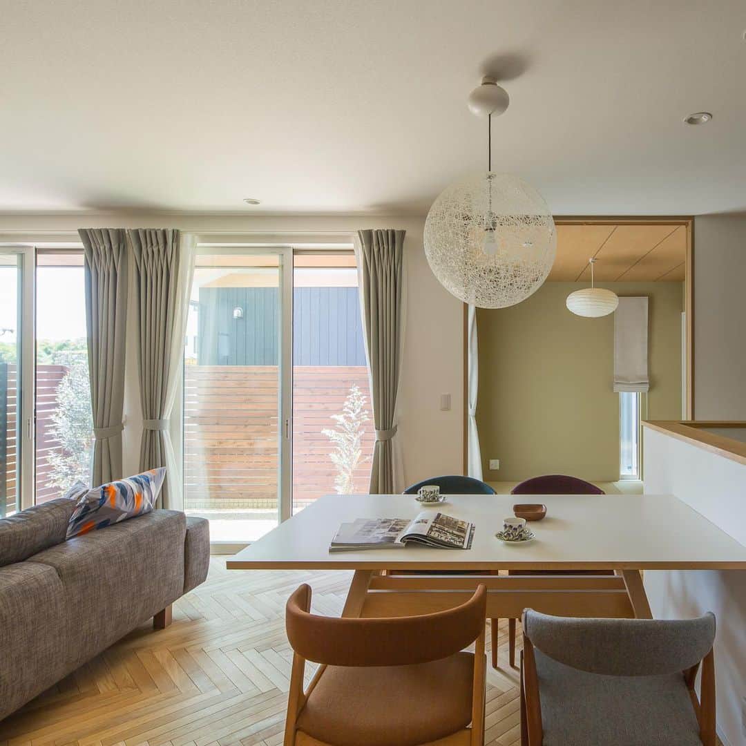 ルポハウス一級建築士事務所さんのインスタグラム写真 - (ルポハウス一級建築士事務所Instagram)「・ ・ ・ タイルトップテーブルや、チークのサイドボードなど、異素材のものが並ぶけれどなんとなくまとまる空間。 ・ ヘリンボーンの床に味わいのある家具が並べられ、アンティークな雰囲気です。 ・ ・ ・ ルポハウスの施工事例をもっと見てみたい方は こちらまで☞ @reposhouse ・ #ルポハウス は#ちょっとかっこいい家 を"友人のために"という思いでつくっています。 ・ 一生に一度の#マイホーム。 「あなたにしかできない」×「ルポハウスだからできる」で、私たちだけの#家づくり を思いっきり楽しんでみませんか？！ ・ ・ ・ #家 #インテリア #住宅 #注文住宅  #新築一戸建て #シンプルな暮らし #デザイナーズ住宅 #一級建築士事務所 #設計事務所 #instahouse  #滋賀 #大津 #草津 #栗東#タイルトップテーブル  #北欧雑貨 #アラビア食器 #ヘリンボーン床#リビングインテリア #リビングダイニング」2月19日 11時55分 - reposhouse