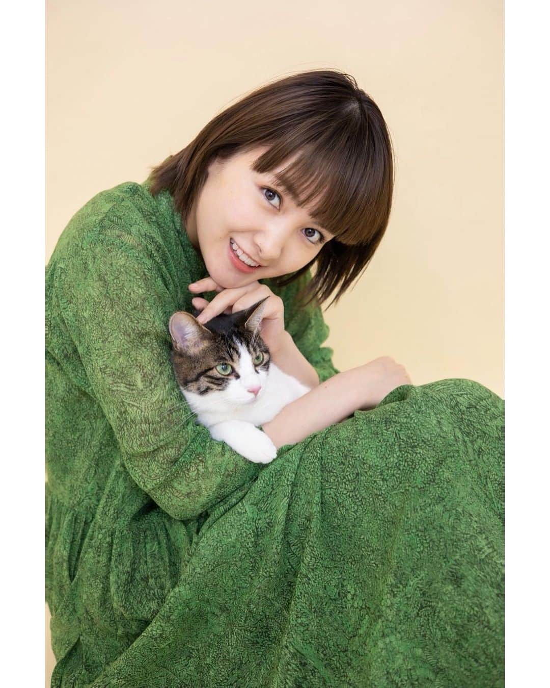 葵わかなさんのインスタグラム写真 - (葵わかなInstagram)「ザ・テレビニャン  愛猫、梅吉と撮影してもらいました✨  きゃー、本当にありがとうございます笑  梅ちゃん可愛すぎる…  緑のワンピースと梅ちゃんの緑の目の色がぴったりだぜ…  計算済みです笑  2月22日は猫の日！  ぜひお手に取ってみてくださいね☺️  #猫#梅吉」2月19日 11時57分 - aoiwakana0630