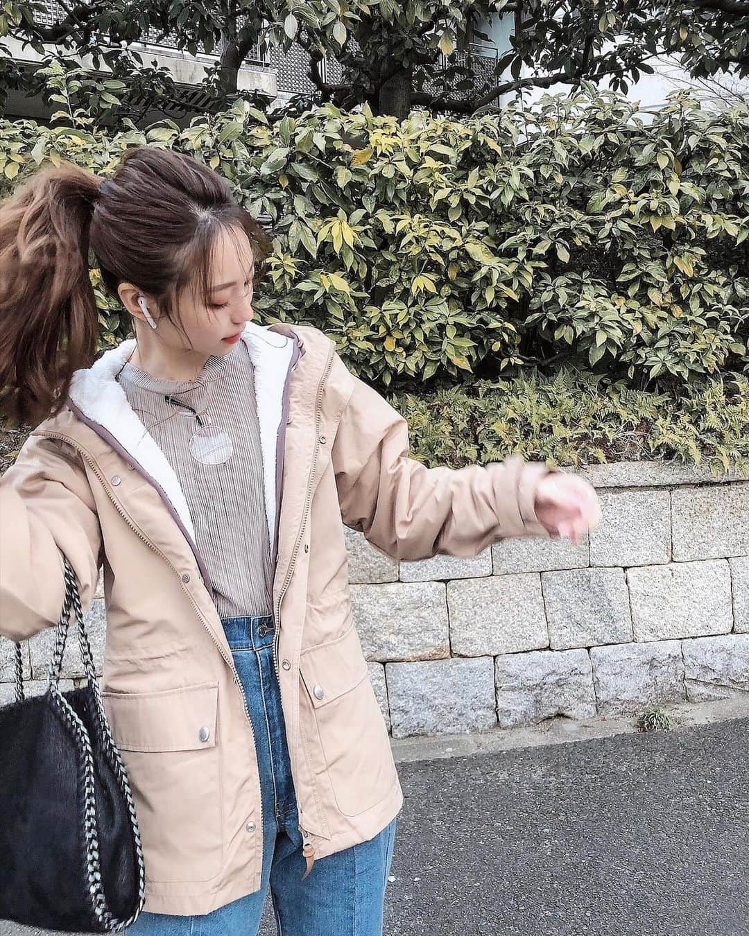 白岩まちこのインスタグラム：「≫≫👗... 𝘤𝘰𝘰𝘳𝘥𝘪𝘯𝘢𝘵𝘦  ㅤㅤㅤㅤㅤㅤㅤㅤㅤㅤㅤㅤㅤ 春先取りコーデ🧥🌸ㅤㅤㅤㅤㅤㅤㅤㅤㅤㅤㅤㅤㅤ  ㅤㅤㅤㅤㅤㅤㅤㅤㅤㅤㅤㅤㅤ  昨日大阪は雪が降ったけど、 週末は暖かくなるらしい🥴☀️  ㅤㅤㅤㅤㅤㅤㅤㅤㅤㅤㅤㅤㅤ ちょっと気が早いかなーって思いながら Getしたマウンテンパーカー🧥✨  ㅤㅤㅤㅤㅤㅤㅤㅤㅤㅤㅤㅤㅤ  もうそろそろ着れそう🥳✌🏻 ㅤㅤㅤㅤㅤㅤㅤㅤㅤㅤㅤㅤㅤ ㅤㅤㅤㅤㅤㅤㅤㅤㅤㅤㅤㅤㅤ   🧥  @classicalelf_official ㅤㅤㅤㅤㅤㅤㅤㅤㅤㅤㅤㅤㅤ ㅤㅤㅤㅤㅤㅤㅤㅤㅤㅤㅤㅤㅤ ㅤㅤㅤㅤㅤㅤㅤㅤㅤㅤㅤㅤㅤ  ボアが取り外しできるマウンテンパーカーは、 ボアつき、ボアなし、ボア単体。の 3wayで着れるん🧥👏🏻 ㅤㅤㅤㅤㅤㅤㅤㅤㅤㅤㅤㅤㅤ ㅤㅤㅤㅤㅤㅤㅤㅤㅤㅤㅤㅤㅤ ㅤㅤㅤㅤㅤㅤㅤㅤㅤㅤㅤㅤㅤ 春、秋、冬と長く使えるアイテム☺️🌿  ㅤㅤㅤㅤㅤㅤㅤㅤㅤㅤㅤㅤㅤ ㅤㅤㅤㅤㅤㅤㅤㅤㅤㅤㅤㅤㅤ 首回りもしっかりガードできるハイネック仕様で、 袖口にもマジックテープが付いてるから、 自転車乗るときには袖口をギュッと締めれて良いなーって思って🚴‍♀️✨  ㅤㅤㅤㅤㅤㅤㅤㅤㅤㅤㅤㅤㅤ  とくにこの軽さが気に入ってて、 ポケットも大きいし、撥水加工までされてるから、 フェスに行けるようになったら使うんだ🕺🏻🕺🏻🕺🏻🎶  ㅤㅤㅤㅤㅤㅤㅤㅤㅤㅤㅤㅤㅤ ㅤㅤㅤㅤㅤㅤㅤㅤㅤㅤㅤㅤㅤ カラーは５色あって、 私はライトベージュのMサイズにしたけど、 XXLサイズまであるから、彼氏と兼用で着るのも可愛い🥰✨  ㅤㅤㅤㅤㅤㅤㅤㅤㅤㅤㅤㅤㅤ ㅤㅤㅤㅤㅤㅤㅤㅤㅤㅤㅤㅤㅤ 昨日は春の新作コスメを紹介したけど、 今日は春コーデ🧥🌸  ㅤㅤㅤㅤㅤㅤㅤㅤㅤㅤㅤㅤㅤ ㅤㅤㅤㅤㅤㅤㅤㅤㅤㅤㅤㅤㅤ ...春と言えば花粉...😟🌳  ㅤㅤㅤㅤㅤㅤㅤㅤㅤㅤㅤㅤㅤ ㅤㅤㅤㅤㅤㅤㅤㅤㅤㅤㅤㅤㅤ 私はまだ大丈夫なんやけど、 もうそろそろ花粉感じてる子も多いよね🤧！？ ㅤㅤㅤㅤㅤㅤㅤㅤㅤㅤㅤㅤㅤ ㅤㅤㅤㅤㅤㅤㅤㅤㅤㅤㅤㅤㅤ  私は鼻うがいをするようになってから 花粉症がかなりマシになったよ🥺🌳 ㅤㅤㅤㅤㅤㅤㅤㅤㅤㅤㅤㅤㅤ ㅤㅤㅤㅤㅤㅤㅤㅤㅤㅤㅤㅤㅤ  みんなは花粉症大丈夫🤔⁉️  ㅤㅤㅤㅤㅤㅤㅤㅤㅤㅤㅤㅤㅤ ㅤㅤㅤㅤㅤㅤㅤㅤㅤㅤㅤㅤㅤ ㅤㅤㅤㅤㅤㅤㅤㅤㅤㅤㅤㅤㅤ ㅤㅤㅤㅤㅤㅤㅤㅤㅤㅤㅤㅤㅤ  #クラシカルエルフ#classicalelf #エルフコーデ#スプリングコート#ボアコート  #マウンテンパーカー#マンパ #春コーデ#春コーディネート#春アウター #大人カジュアル#プチプラコーデ #今日のコーディネート#コーデ記録」