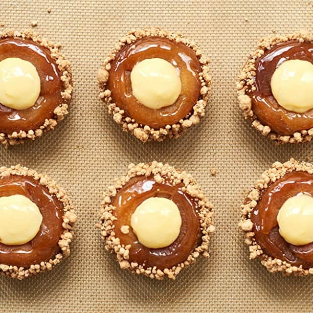 BAKE CHEESE TART OFFICIALのインスタグラム：「週末だけのご褒美タルト「キャラメルりんごのチーズタルトタタン」を味わえるのは今週末まで 🍎 🧀  本日2月19日（金）～21日（日）まで数量限定で販売いたします！ 大好評のため、気になっている方はぜひお早めに店舗にお越しくださいませ ✨  【商品概要】 ■商品名：キャラメルりんごのチーズタルトタタン ■価格：1個 594円（税込） ■販売期間 ：2021年1月29日（金）〜2月21日（日）金・土・日・祝日限定　　　　　　　　1月29日、30日、31日、2月5日、6日、7日、　11日、12日、13日、14日、19日、20日、21日 ※各日なくなり次第終了 ※好評につき、限定数量に達し次第予告なく販売終了となる可能性があります。 ■販売店舗：BAKE CHEESE TART 国内全店舗（サクラマチ熊本店、サンエーPARCO CITY店を除く）  #ベイクチーズタルト ﻿ #bakecheesetart #キャラメルりんごのチーズタルトタタン #タルトタタン #キャラメル #りんご #🍎 #りんごスイーツ #テイクアウトスイーツ #ご褒美スイーツ #限定スイーツ #自分へのご褒美 #週末限定 #チートデイ #スイーツ ﻿ #スイーツ好き ﻿ #スイーツ部 #sweets #desserts #デザート #お菓子 ﻿ #チーズタルト専門店 #チーズタルト #チーズケーキ #タルト」