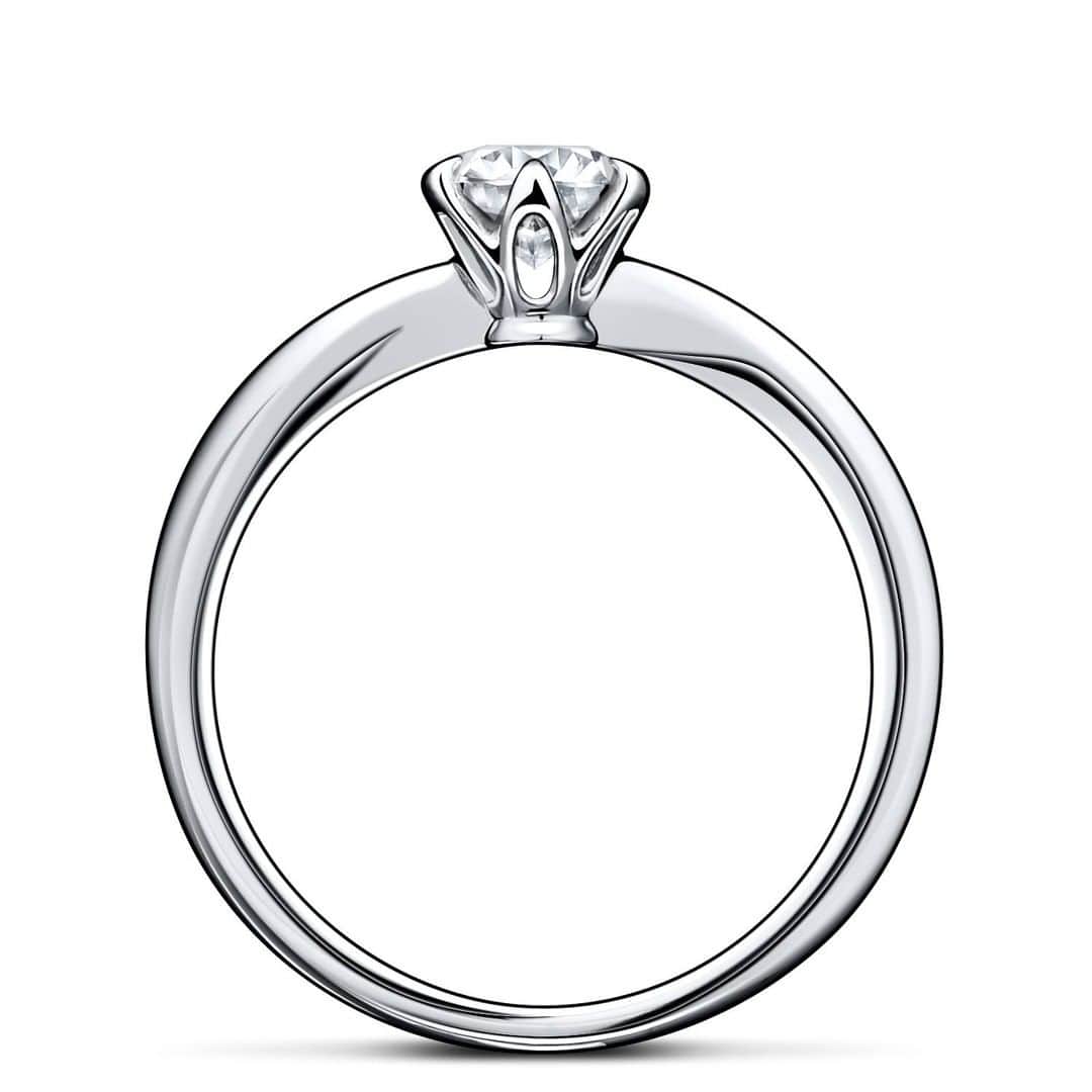 ラザール ダイヤモンド ブティック公式 | 婚約・結婚指輪さんのインスタグラム写真 - (ラザール ダイヤモンド ブティック公式 | 婚約・結婚指輪Instagram)「視線をはっと奪われるくらい、すみずみまで美しい。図らずも、うっとりとした夢心地の気分を堪能させてくれる。エンゲージリングとマリッジリングの重ね付けは、無限の感動を教えてくれる。  シンプルにして最上の美しさを誇るエンゲージリング「マンハッタンヘンジ」。アームの中央に一粒のダイヤモンドを配した、最もダイヤモンドの魅力が際立つデザイン。女性にとっての永遠の憧れのようなリング。  組み合わせるのは、「ブロードウェイ」。遊び心をきかせたメレダイヤがスポットライトのようにリズミカルに刻まれて。宝石部分が半周のハーフエタニティリングゆえ、あたりや引っかかりを気にする必要がないのも特長。  2つのレイヤリングは、するすると深いところまで沁みていく。  プロフィールのリンクからHPをご覧いただけます。﻿ →@lazarediamond_boutique  #結婚指輪 #婚約指輪 #マリッジリング #ブライダルジュエリー #エタニティリング #エンゲージリング #marriagering #bridaljewelry #engagementring #結婚指輪選び #婚約指輪選び #結婚指輪探し #婚約指輪探し #lazarediamond #ラザールダイヤモンド #プレ花嫁 #プレ花嫁さんと繋がりたい #結婚式準備 #花嫁 #結婚準備 #プロポーズ #ダイヤモンド #花嫁準備 #2021春婚 #2021夏婚 #マンハッタンヘンジ #マンハッタン #ブロードウェイ」2月19日 12時00分 - lazarediamond_boutique