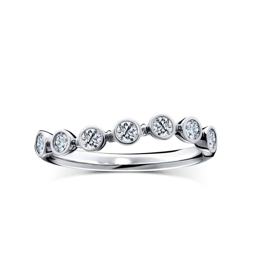 ラザール ダイヤモンド ブティック公式 | 婚約・結婚指輪さんのインスタグラム写真 - (ラザール ダイヤモンド ブティック公式 | 婚約・結婚指輪Instagram)「視線をはっと奪われるくらい、すみずみまで美しい。図らずも、うっとりとした夢心地の気分を堪能させてくれる。エンゲージリングとマリッジリングの重ね付けは、無限の感動を教えてくれる。  シンプルにして最上の美しさを誇るエンゲージリング「マンハッタンヘンジ」。アームの中央に一粒のダイヤモンドを配した、最もダイヤモンドの魅力が際立つデザイン。女性にとっての永遠の憧れのようなリング。  組み合わせるのは、「ブロードウェイ」。遊び心をきかせたメレダイヤがスポットライトのようにリズミカルに刻まれて。宝石部分が半周のハーフエタニティリングゆえ、あたりや引っかかりを気にする必要がないのも特長。  2つのレイヤリングは、するすると深いところまで沁みていく。  プロフィールのリンクからHPをご覧いただけます。﻿ →@lazarediamond_boutique  #結婚指輪 #婚約指輪 #マリッジリング #ブライダルジュエリー #エタニティリング #エンゲージリング #marriagering #bridaljewelry #engagementring #結婚指輪選び #婚約指輪選び #結婚指輪探し #婚約指輪探し #lazarediamond #ラザールダイヤモンド #プレ花嫁 #プレ花嫁さんと繋がりたい #結婚式準備 #花嫁 #結婚準備 #プロポーズ #ダイヤモンド #花嫁準備 #2021春婚 #2021夏婚 #マンハッタンヘンジ #マンハッタン #ブロードウェイ」2月19日 12時00分 - lazarediamond_boutique