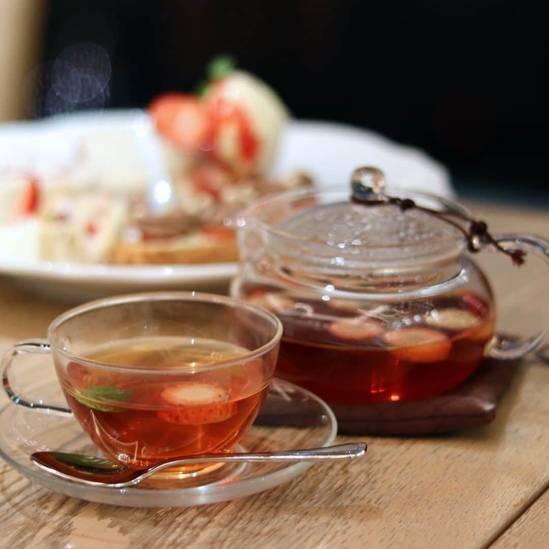 Marunouchi Paperさんのインスタグラム写真 - (Marunouchi PaperInstagram)「【苺づくしのスイーツと紅茶を堪能】 ポットにたっぷりのおいしい紅茶や焼きたてのスフレ、フードメニューが楽しめる「アフタヌーンティー・ティールーム 丸の内新丸ビル」。 2月24日（水）までの期間限定で、苺のスイーツ4品とお好みのお茶がセットになった「苺のアフタヌーンティーセット」を提供中です。  第二弾となる今回は、苺とチョコホイップのエクレアや苺とホワイトチョコムースのパフェなど、苺×チョコレートのベストな組み合わせで登場。 注目は苺とチョコクリームのサンドイッチで使用しているホイップクリーム。プレーンの生クリームにチョコチップが入った、少し珍しいチョコクリームで、軽い食感のクリームとチョコのパリパリ食が楽しい一品です。サンドされている苺や、苺のコンフィチュールとの相性も◎。 4種のスイーツとも程良い甘さで、甘酸っぱい苺の味をしっかりと感じさせてくれます。 セットのドリンクは15種類以上から選べるのも嬉しいポイントです。  大きな窓から見える景色を眺めながら素敵なティータイムを過ごしてみてはいかがでしょうか。  ------------------------------------------------ アフタヌーンティー・ティールーム 丸の内新丸ビル【ティールーム】新丸ビル4F TEL：03-5223-8050  苺のアフタヌーンティーセット（お好きな紅茶付） 税込1,958円 【限定スイーツ4品】 苺とプラリネクリームのショートケーキ／苺とチョコクリームのサンドイッチ／ 苺とチョコホイップのエクレア／苺とホワイトチョコムースのパフェ 提供期間：2月24日（水）まで 提供時間：14：00～ ※期間・数量限定のため無くなり次第終了となります ------------------------------------------------ ※新型コロナウイルス感染拡大の防止に努めて営業いたします。ご利用されるお客様の安全・安心のために、何卒ご理解・ご協力賜りますようお願い申し上げます。 ※一部店舗にて休業、もしくは営業時間を変更する場合がございます。詳細は、各店舗へお問合せください。  #marunouchi_paper #marunouchi #tokyo #マルノウチペーパー #丸の内 #東京駅 #丸の内グルメ #アフタヌーンティーティールーム #AfternoonTeaTEAROOM #苺のアフタヌーンティーセット #アフタヌーンティーセット #いちごサンド #いちごパフェ #いちごエクレア #いちごショートケーキ #ストロベリーティー #いちごづくし #甘さ控えめ #ティーブレイク #いちごフェア #いちごの季節 #限定スイーツ #バレンタインスイーツ #丸の内スイーツ #丸の内カフェ #東京駅カフェ #新丸ビル」2月19日 12時00分 - marunouchi_paper