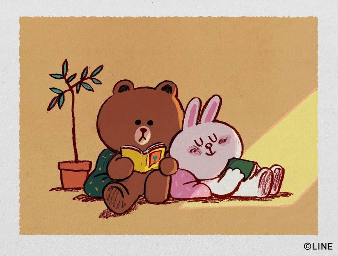 LINE FRIENDS_JPさんのインスタグラム写真 - (LINE FRIENDS_JPInstagram)「今日は日差しポカポカ🌞  #ブラウン #コニー #スイート #ラブラブ #ブックスタグラム #ステイホームの日々 #カップル #ラインフレンズ #LINEFRIENDS」2月19日 12時00分 - linefriends_jp