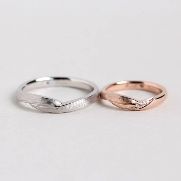 ith / イズ オーダメイド結婚指輪さんのインスタグラム写真 - (ith / イズ オーダメイド結婚指輪Instagram)「お二人の好みを 掛け合わせた結婚指輪。  初めは指輪の好みが違ったお二人でしたが、 形や質感など一つ一つ お二人のこだわりを見つけ、 納得できる結婚指輪が見つかりました。  お二人の手元にフィットする形と、 お好みの質感やダイヤモンド。 こだわりたっぷりの仕上がりになりました。  ▽ 指輪について 結婚指輪(男性)：モデラート Pt900：122,000円〜  結婚指輪(女性)：モデラート K18PG：92,000円〜  公式ハッシュタグ🤳✨ #イズマリッジ  【オンラインサポートOPEN】 お二人それぞれのご自宅にいながら 指輪のオーダーメイドができる、 ithのオンライン相談もご活用ください💻 ご試着最多6点まで、レンタル可能です💍  #マリッジリング #エンゲージリング #結婚指輪 #婚約指輪 #カスタマイズ #指輪 #ダイヤモンドリング #婚約 #プレ花嫁 #ナチュラルウェディング #結婚指輪探し #指輪選び #指輪探し #結婚指輪選び #ペアリング #プロポーズ #特別感　 #オーダーメイドリング #結婚指輪オーダー #ゴールドリング #パーソナライズ #結婚準備 #花嫁　 #2021春婚 #2021夏婚 #2021秋婚」2月19日 12時00分 - ith_marriage