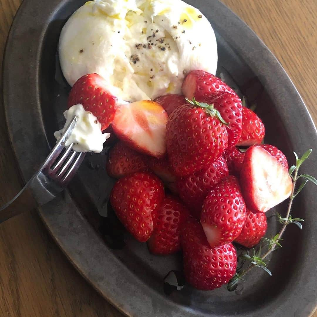 SnapDishさんのインスタグラム写真 - (SnapDishInstagram)「ふじこさんのDish！！【いちごとブッラータ🍓】 @SnapDish！【♪いちご祭り2021♪】始まりました☆ . この季節がやってきた！甘い香りで真っ赤な色のかわいいあの子♡ . ますます大好きになっちゃうアイディアが一杯です♪ . SD【♪いちご祭り2021♪】ぜひ楽しんでご覧ください。 . 本日のpickup投稿を詳しく見るにははこちら↓ https://snapdish.co/d/555raaa #SnapDish #スナップディッシュ #おうちごはん #フォトジェニックトレンド #料理好きな人と繋がりたい #器好き #料理 #手料理 #レシピ #デザート #スイーツ #おやつ #お菓子 #手作りスイーツ #究極のいちご #いちごとブッラータ #いちご料理 #cooking #homemade #sweets #food」2月19日 12時00分 - snapdish