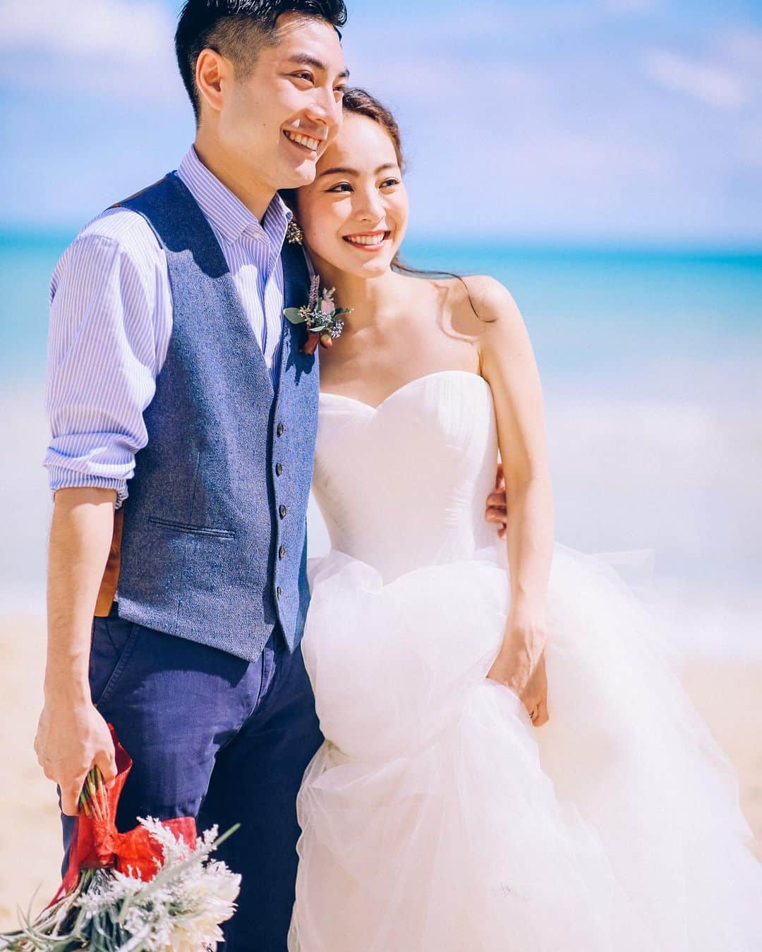 のインスタグラム：「『もう一歩踏み出せば叶う、本当のハワイウェディング』﻿ ﻿ 「日本から来る花嫁たちはかわいそう」﻿ ローカルのウエディングプランナーはそう言います。﻿ ﻿ 賑やかなビーチに次々と現れるドレス姿の花嫁。﻿ 時代遅れのドレスやヘアメイク、1日に何組も行われる流れ作業の挙式や写真撮影。﻿ ﻿ 「ハワイだからしょうがない」と、ハワイウエディングを諦めないでください。﻿ ﻿ ***********************﻿ ﻿ 【Cheers Weddingのウェディング】﻿ ﻿ ▫︎会場は邸宅・教会・ホテルなど20カ所以上﻿ ▫︎選べるドレスショップは8社以上 (人気のプロのビアスやオーセンティックを含む)﻿ ▫︎挙式当日は専属コーディネーターがフルアテンド﻿ ▫︎日本人ヘアメイクアーティストによるヘアメイク﻿ ▫︎現地での入念なリハーサルメイク﻿ ▫︎経験豊富で多彩なカメラマン﻿ ▫︎プランナーは現地在住経験・現地アテンド経験有り﻿ ▫︎日本とハワイにサロンを完備しスタッフがフルサポート﻿ ﻿ ※ チアーズウェディングが取り扱う会場は、リーガルチェックを行い正しいやり方でご案内しています。﻿ ﻿ ***********************﻿ ﻿ 【お問合せ】﻿ https://www.cheerswedding.jp﻿ ☎︎0120-128-828﻿ 平日11:00〜19:00／土日祝10:00〜19:00.﻿ ﻿ ▼ウェディングパーク海外﻿ チアーズウェディングで検索﻿ https://foreign.weddingpark.net/agentlist/100063/﻿ ﻿ ﻿ #チアーズウエディング﻿ #ハワイウェディング ﻿ #海外ウェディング﻿ #リゾートウェディング﻿ #ガーデンウェディング﻿ #海外挙式﻿ #ハワイ挙式﻿ #ハワイ婚﻿ #新婚旅行﻿ #ハワイ旅行﻿ #cheerswedding﻿ #hawaiiwedding﻿ #ハワイハネムーン﻿ #ハワイウェディングプロデュース﻿ #日本中のプレ花嫁さんと繋がりたい﻿ #プレ花嫁﻿ #結婚式 ﻿ #花嫁準備﻿ #式場迷子﻿ #hawaiistagram﻿ #ハワイ情報 ﻿ #オアフ島﻿ #結婚式場探し﻿ #邸宅ウェディング﻿ #ハレプナカイ﻿ #halepunakai ﻿ #オリジナルウェディング﻿ #アフターパーティー ﻿ #花嫁応援キャンペーン﻿」