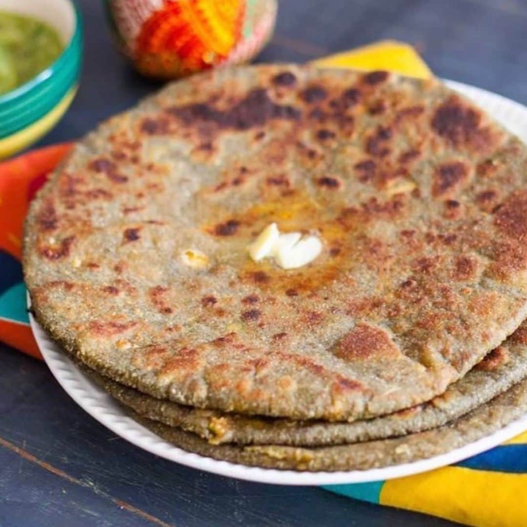 Archana's Kitchenのインスタグラム：「Nutty Aloo Paratha Recipe is a wonderful twist to the regular aloo paratha recipe and is a sure-shot crowd pleaser. This recipe includes chopped nuts and raisins along with the classic spiced aloo filling. Try this for your breakfast and tell us how you liked it.   Search for the recipe “Nutty Aloo Paratha” in our app. Link to the app in the bio @archanaskitchen  . . . . #recipes #easyrecipes #breakfast #Indianbreakfast #archanaskitchen #healthylifestyle #eating #highprotein #breakfastclub #cheesetoast #cheesechilli #Cheesechillitoast #homemadefood #eatfit #cooking #food #healthyrecipes #foodphotography #recipeoftheday #comfortfood #deliciousfood #delicious #instayum #food」