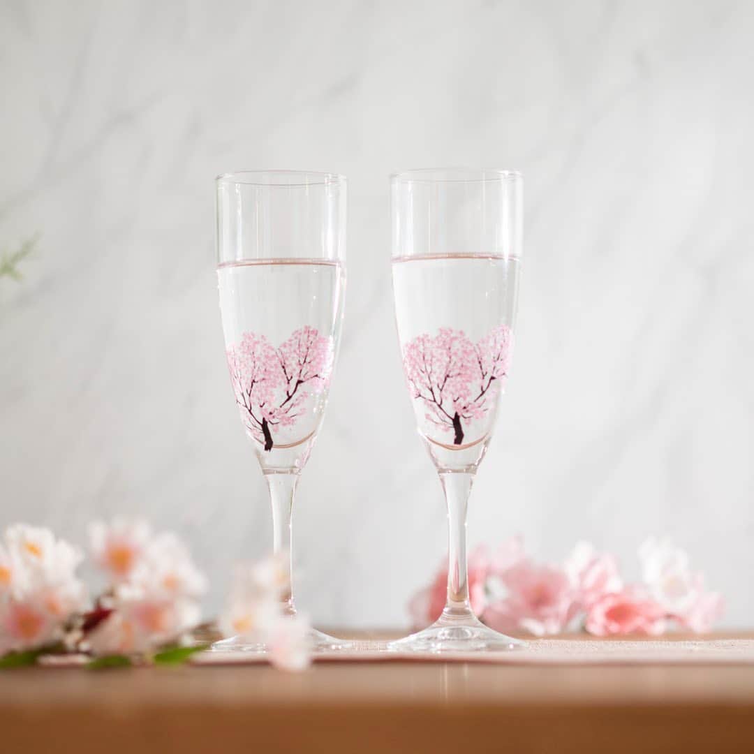 LOFT公式アカウントさんのインスタグラム写真 - (LOFT公式アカウントInstagram)「⠀ 冷たい飲み物を注ぐと桜が満開になる不思議な酒器です。 グラスがおおよそ１７℃以下になると桜の絵柄がピンク色に変化。  桜のサングリアなどお酒やテーブルセットにもこだわってみたら、今年はおうちで“花見酒”を楽しめそう🌸  －－－－－－－－－－－－ ✔︎丸モ高木陶器 冷感桜 シャンパングラス ペア クリア 5,000円（税込5,500円）  ✔︎丸モ高木陶器 冷感桜 天開グラス ペア クリア 3,000円（税込3,300円）  ✔︎丸モ高木陶器 冷感桜 白平盃 大ペア ホワイト 3,000円（税込3,300円）  ※取り扱い商品は店舗により異なります。 詳しくはご利用の店舗へお問い合わせください。  #冷感桜 #丸モ髙木陶器 #MARUMOTAKAGI #豊幸園酒造 #桜 #さくら #さくら舞う #シャンパングラス #ペアグラス #白平盃 #桜モチーフ #春色 #リモート飲み会 #お花見気分 #おうちでお花見 #食べられるお花 #桜の花 #桜のお酒 #女子会 #手土産 #ロフト #loft」2月19日 12時04分 - loft_official