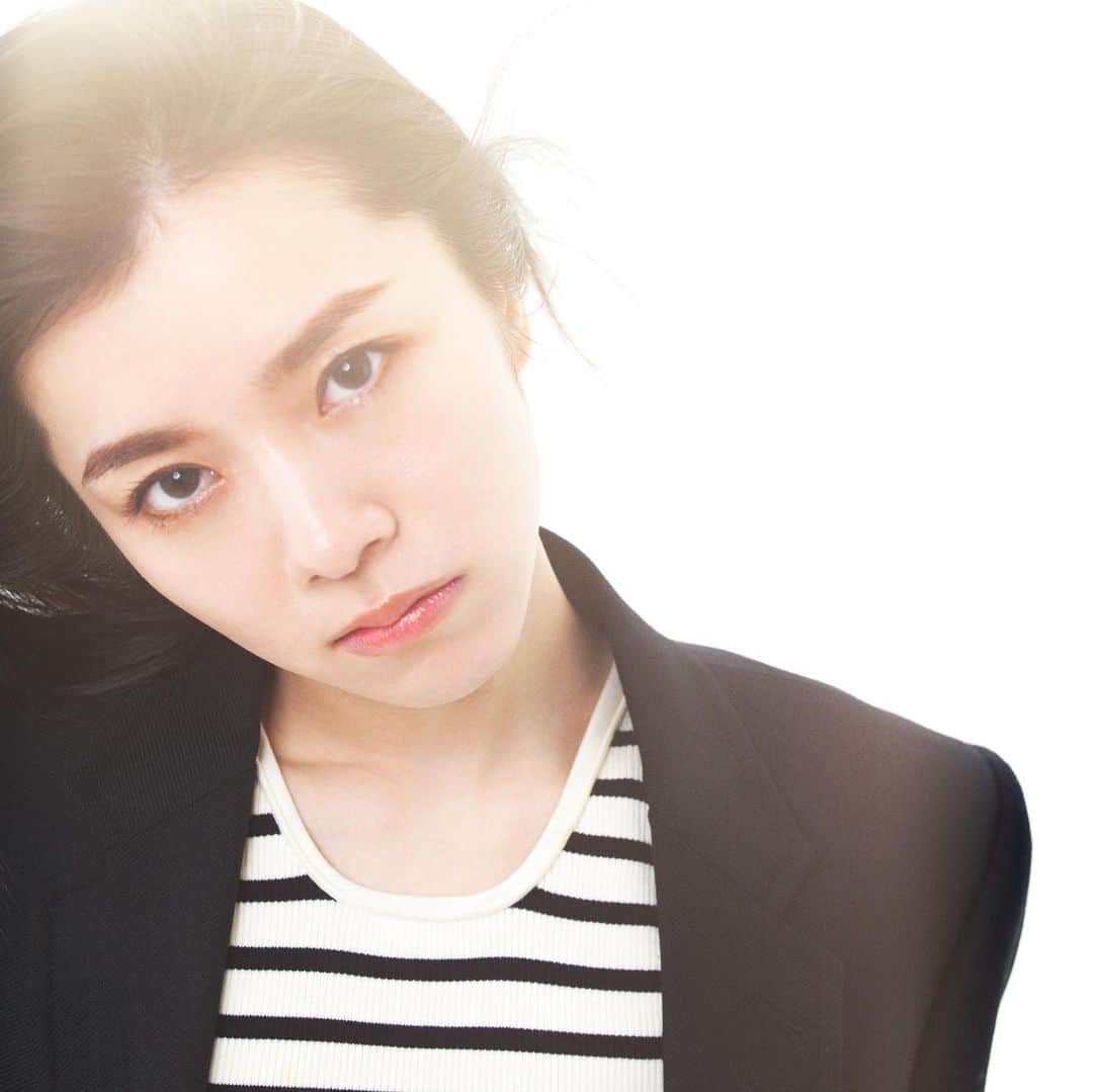 VOGUE GIRL JAPANのインスタグラム：「シンガーソングライターmiletがVOGUE GIRLに初登場👏 究極のカラー、白・黒・赤でつくったファッションの世界と彼女のスペシャルなケミストリーをチェックして☺️❣️  MODELS : @milet_music PHOTOS：@tominaga_yoshie VIDEO : SHUICH BAMBA , SADAKI MATSUDA STYLING : MICHIKO KITAMURA HAIR：@abe_paris （M0） MAKEUP : @yukimake （M0）  #milet #girlofthemonth #voguegirl」