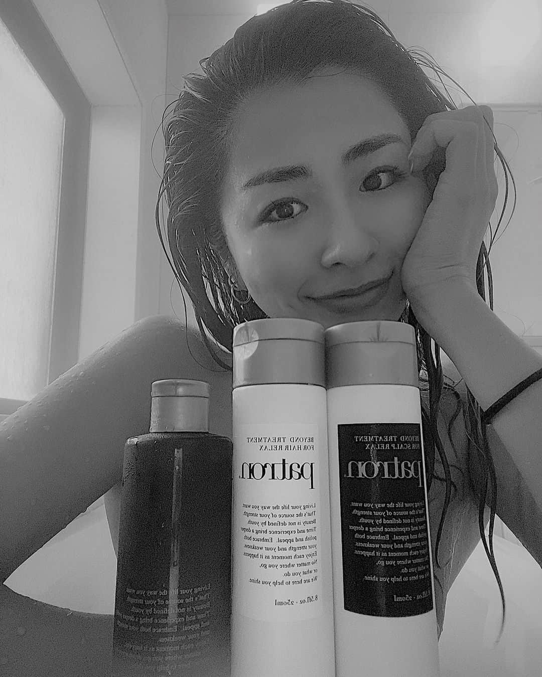 MIYAのインスタグラム：「朝からいい香りに包まれて🥰﻿ ﻿ Newシャンプー、トリートメント﻿ @patron.tokyo 💕﻿ ﻿ 香りも良くてサラサラ〜✨﻿ ハイトーンでダメージひどい髪が生き返る🥲✌🏾﻿ ﻿ ﻿ #patron #patrontokyo #hair #haircare #shampoo #treatment #beauty #ダメージ #ケア #ヘアケア #ハイトーン #トリートメント #美容」