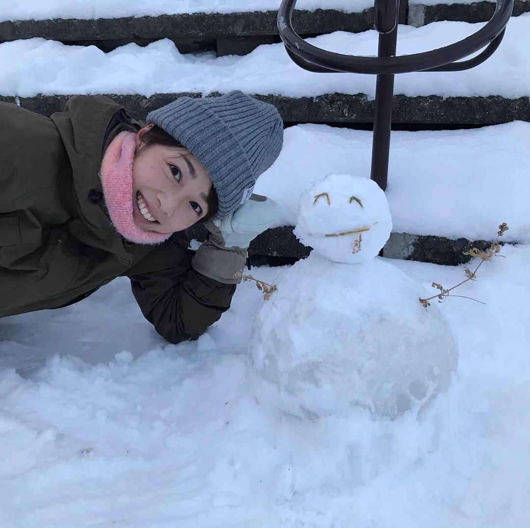 高橋春花のインスタグラム：「ロケのため水〜今日まで イチオシ‼︎お休みしています。 元気にしています😆 写真はいつぞやの休日。 #イチオシ#高橋春花 #雪だるま#河川敷散歩 #笑顔の元に#HTB」