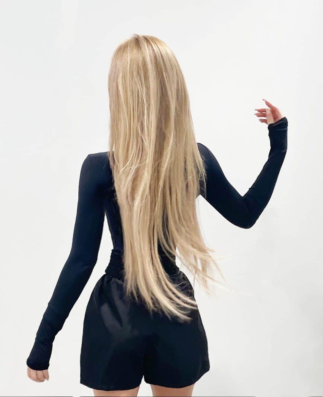 MARISのインスタグラム：「#Outfit Top : @prada  Bottoms : #prada   My hair is super long right now👱🏾‍♀️ Thank u for taking care of my hair  @gen.0212 💚 @hairsalon_lapis_official 💚 100万年ぶりにエクステつけちゃった💛 髪質の良さにびっくりした💕 早いしハイトーンで綺麗にしてもらったよ👱🏾‍♀️ 結局ハイトーン好き。 @gen.0212 ありがとう👌💕  ラピスは渋谷、新宿、池袋、名古屋錦栄、横浜、大阪心斎橋、大宮、千葉にもあるのでハイトーン、エクステやりたい方は是非行ってみてね🧡」