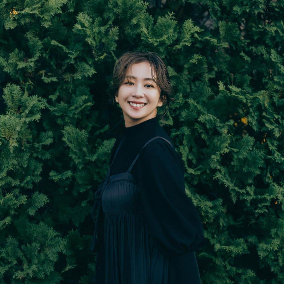 板橋よしえのインスタグラム：「. ▷ ▷ ▷対談連載 デザイナー板橋よしえの「おしえて好きなひと」第22回目のゲストは優香ちゃん💚 15年来のお友達、優香ちゃんとの出会いはTV番組。 そこから時を経て、共通の友人を介して仲良くなったのだけど、出会ったときはまさかこんなに仲良くなるとは思ってもなかったよ！ いつも優しくて穏やかでかわいくて面白い。 みんなをちゃんと面白くなるようにいじって場に優しい笑いを生んでくれる。 そんな優香ちゃんと、仕事のことや子育てのことなど、いろいろお話しました😌 ぜひ読んでもらえたらうれしいです🍀 プロフィールから飛べるようになっています～🙋‍♀️ #candystripper #candystripper_magazine 2月号  #優香」