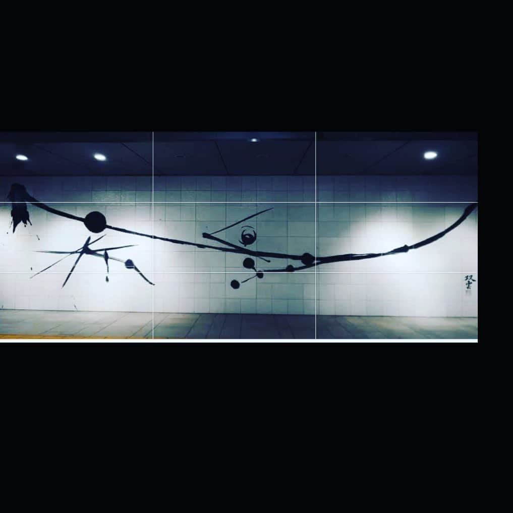 武田双雲のインスタグラム：「souun public art in meijijingumae station "hope"  「希望」明治神宮前の双雲パブリックアート。  #calligraphyart #shodo #souun #双雲 #publicart #tokyoart」