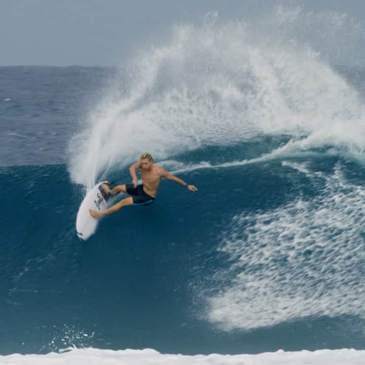 Surf Magazineのインスタグラム：「What’s that saying about one door closing again?   While the period to watch ‘For Whom The Atolls’ for free has closed, there is still a way to get your deep Pacific fix. Take yourself back to the pre-covid era with @billabong’s modern trilogy any time of the day or night, now on Stab Premium.」