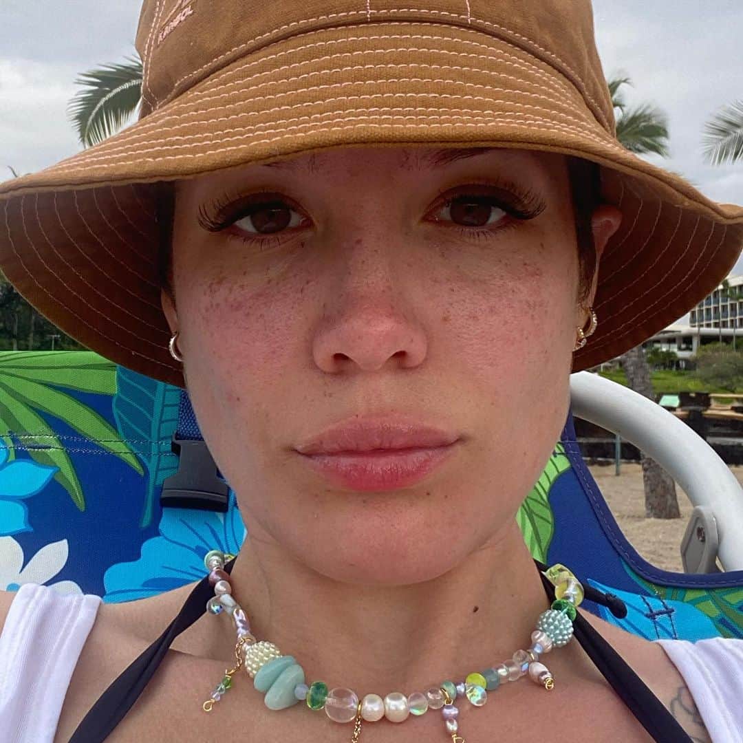 Halseyのインスタグラム：「February is the shortest month, but the days seem like they are taking very long. Butttttt also going so fast?! I’ve been thinking lots about my body. it’s strange to watch yourself change so quickly. I thought pregnancy would give me very strong, binary feelings about “womanhood” but truly it has leveled my perception of gender entirely. My sensitivity to my body has made me hyper aware of my humanness and that’s all. Doing a remarkable thing. And it’s grand. I hope the feeling lasts. I cook a lot, sleep even more, and read lotssss of books. I miss my family. And you guys too! 🧚🏼‍♂️ bye for now」