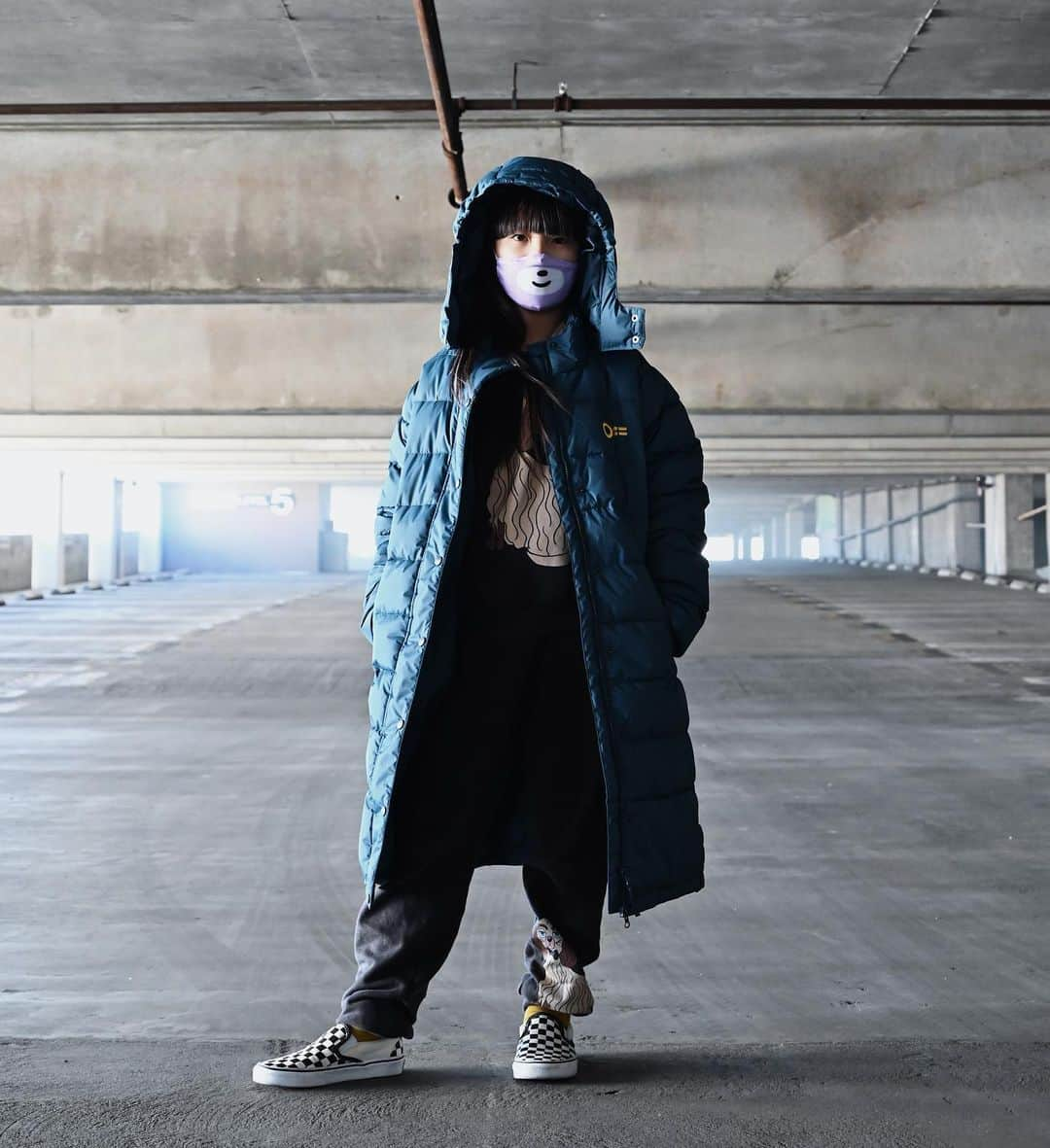 Zooey Miyoshiのインスタグラム：「Dressed for a really really really early call time 🥶 Jacket : @alexandalexacom // @oiidesign Sweats: @mini_rodini Mask: @cubcoats Sneakers: @vansgirls . . . . . . . . . . . . . #ministyle #alexandalexa #oiidesign #pufferjacket #minirodini #vans #vansgirls #wearamask #cubcoats #cozychic #staycozy #winterstyle #freezing #ministyleblogger #kidstreetstyle #zooeyinthecity」