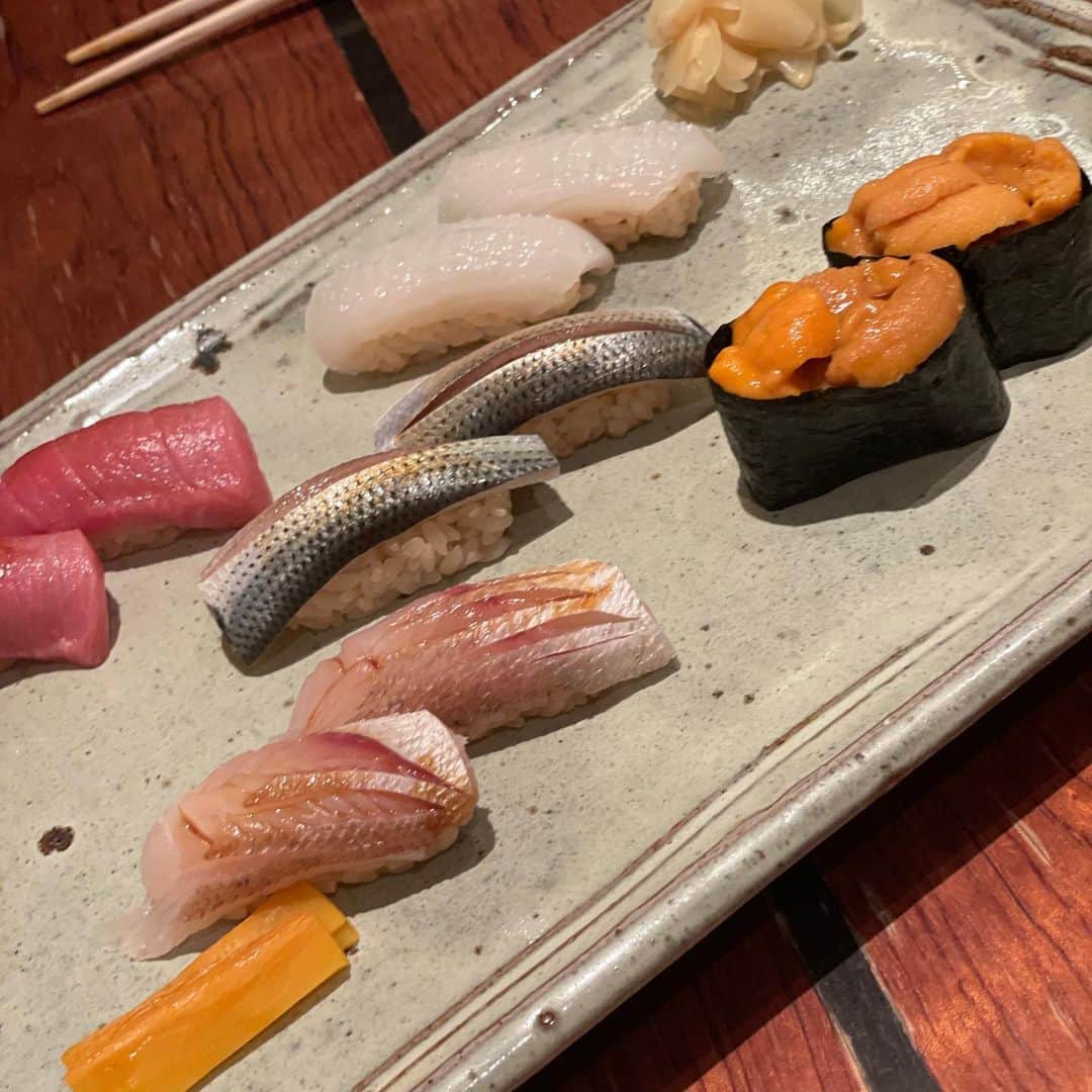 岩瀬玲さんのインスタグラム写真 - (岩瀬玲Instagram)「先日のお寿司🍣 美味しかった🤤  ほんとにほとんどのお店が 20時までで すごいことだなと思いました  20時なんて 下手したらそこからスタートするこどあるのに😅  早く普通に戻りますように  #普通は普通じゃない  #普通は尊い #お寿司 #恵比寿」2月19日 12時22分 - akirakkuma