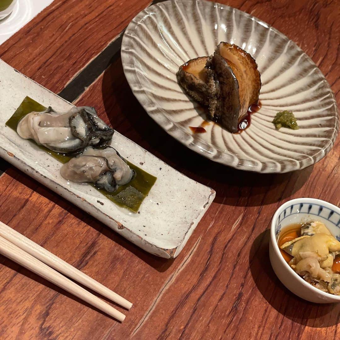 岩瀬玲のインスタグラム：「先日のお寿司🍣 美味しかった🤤  ほんとにほとんどのお店が 20時までで すごいことだなと思いました  20時なんて 下手したらそこからスタートするこどあるのに😅  早く普通に戻りますように  #普通は普通じゃない  #普通は尊い #お寿司 #恵比寿」