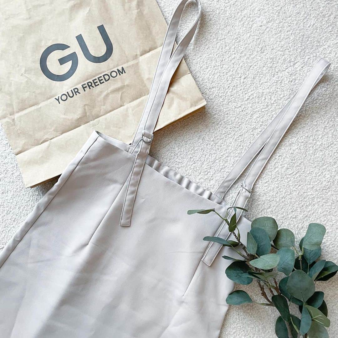 htrkmkのインスタグラム：「𝓃ℯ𝓌𝒾𝓃  @gu_global の #サスペンダー付きハイウエストセミフレアスカート   試着した時 お腹周りすっきり見えて 脚長に見えて シンプルなのにカバー力の高さに感動‼︎ (実物はそんなことない)  普通のスカートより デザイン性、スタイルカバー力あるのにほぼスカートなデザインだから着回しやすさも抜群で  見た目も、機能面も満点です💯  コーデやアイテム詳細は @htrkmk プロフ欄リンクのブログにて✎☡ (ZARA製品の型番、ページなどもブログに記載あります) ✁┈┈┈┈┈┈┈┈┈┈┈┈┈┈┈┈  UNIQLOやGU ZARAなどの プチプラアイテムを使った きれいめカジュアルコーデ  トップスはSかM ボトムスはLかそれ以上、と 腰の骨盤が横に広くおお尻も大きい 極端なほどの洋梨体型ですが それでも細見えするように工夫してます  ✧キレイめプチプラコーデ: @htrkmk  ✧美容や共働き夫婦のライフスタイル: @htrkmk_lifestyle   ✁┈┈┈┈┈┈┈┈┈┈┈┈┈┈┈┈  #通勤コーデ  #綺麗めコーデ  #綺麗めカジュアル  #シンプルコーディネート  #骨格ウェーブ  #高身長コーデ #163cm #冬コーデ #冬ファッション #着回しコーディネート  #アラサーコーデ #ママファッション #olファッション  #GUコーデ #GU購入品 #ジーユーコーデ  #大人gu部  #locari」