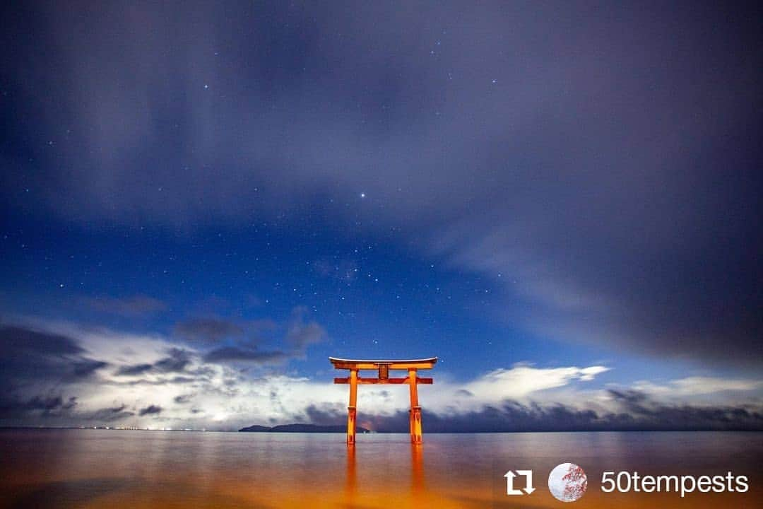 カメラのキタムラのインスタグラム：「#Repost @50tempests • • • • • • 白鬚神社  何度も失敗を経験している白鬚神社。今夜は仕事帰りの途中で他所に撮影に行き、ついでに行くという緩い感じ。雪玉と撮れたらいいかなーくらいの気持ちでしたが、突然、雪雲がさっと晴れて何ともきれいな星空が現れました。対岸ではさっきまで雪を降らせていた雲に街の明かりが反射して、神がかったかのような光景に出くわしました。 この間、僅か1分。また雪が降り出してしました。  Location:滋賀県高島市 camera:eos5dmk2 lens:ef17-40 F4L  #tokyocameraclub #東京カメラ部 #東京カメラ部instagram #PHOS_JAPAN #photooftheday #art_of_japan_ #retrip_nippon #japan_daytime_view #daily_photo_jpn #photo_shorttrip  #IG_PHOS #ig_japan #bestjapanpics_ #キタムラ写真投稿 #lovers_nippon #colors_de_saison #beautiful_kansai #raw_japan #mst_u1000 #みんすと #special_spot_  #乗り越えようnippon   #shigatoco #カム滋賀 #ここ滋賀 #around_lake_biwa #白鬚神社 #高島市 #写真は私の原動力」