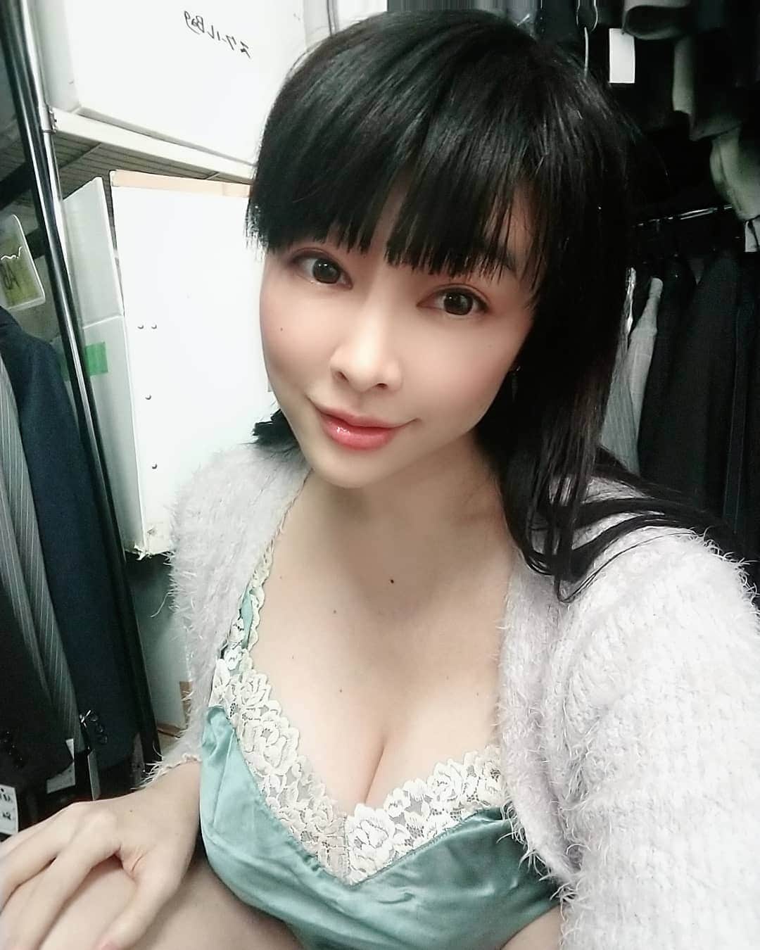 松坂南さんのインスタグラム写真 - (松坂南Instagram)「こちらも #撮影中オフショット  #グラドル自画撮り部  #model #selfie  #谷間チラリ  #小顔 #美肌」2月19日 12時26分 - minami_matsuzaka