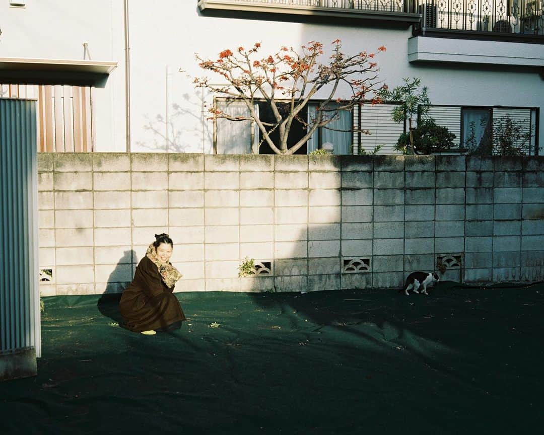 eichi tanoさんのインスタグラム写真 - (eichi tanoInstagram)「Portrait. タトゥーデザイナーのIwaya Kahoさんの撮影・記事編集を担当させていただきました。  「見えているものの外側に思いを馳せる。タトゥーデザイナーIwaya Kahoの「ひらく」意識」  https://komorebimag.com/article/wz_smvbmug5  #opnner #komorebi #works」2月19日 12時38分 - eichitano