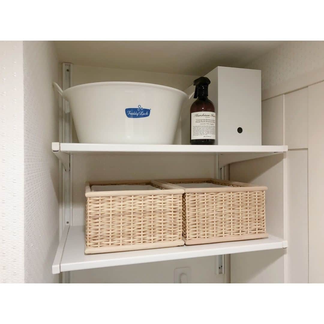 ムクリ［mukuri］さんのインスタグラム写真 - (ムクリ［mukuri］Instagram)「空間をフル活用し狭さを克服した洗面所収納〜すっきりしたマンション暮らし  人が一人立てばいっぱいいっぱいな洗面所。 当然収納もコンパクト。 備え付けは洗面の下と タオルを置くことを想定された棚のみ。  まずは洗濯機上部の空間にIKEAの稼働棚を設置。 ウォッシュタブや入浴後の着替えの一時置き場が完成。 リネン棚は想定よりも狭く、 思い切ってタオルのみの収納へ。  肝心の洗面台下は観音開きで収納容量も最小限。 凹凸がある中、無印良品のボックスを活用し、 日常で使う備品まで収納できるように。  一度拝見したことがありますが、 動線や目的もしっかりと考えられていた場所で、 @mk.1010 さんの工夫が詰まっていました。 ぜひ参考にしてみてください♪  ----------------------------------  ●洗濯機上の可動棚 ・商品：IKEA／ALGOT ・商品：IKEA／ブラケット ・商品：IKEA／ALGOT - ロッドブラケット用 ※現在ALCOTはサイトには掲載はなし  ●洗面下収納 ・商品：無印良品／ポリプロピレン収納ケース  ●ディスペンサー ・商品：SARAYA／オートディスペンサー  ●ボックスティッシュホルダー ・商品：ダイソー／壁ピタティッシュ  ----------------------------------  ▶︎ご紹介した記事 https://mukuri.themedia.jp/posts/5050669 「マンション」のカテゴリーよりご覧いただけます。 （キャプション：編集長）  #マンション #マンションインテリア #洗面室 #IKEA #無印良品 #無印 #muji #ダイソー #洗面所 #マイホーム計画#家づくり#新築 #賃貸インテリア #インテリア #シンプルインテリア #収納 #整理整頓 #整理収納 #マンション暮らし #すっきり暮らす #シンプルな暮らし #シンプルライフ #暮らしを整える #くらしの編集 #ムクリ」2月19日 12時30分 - mukuri_official