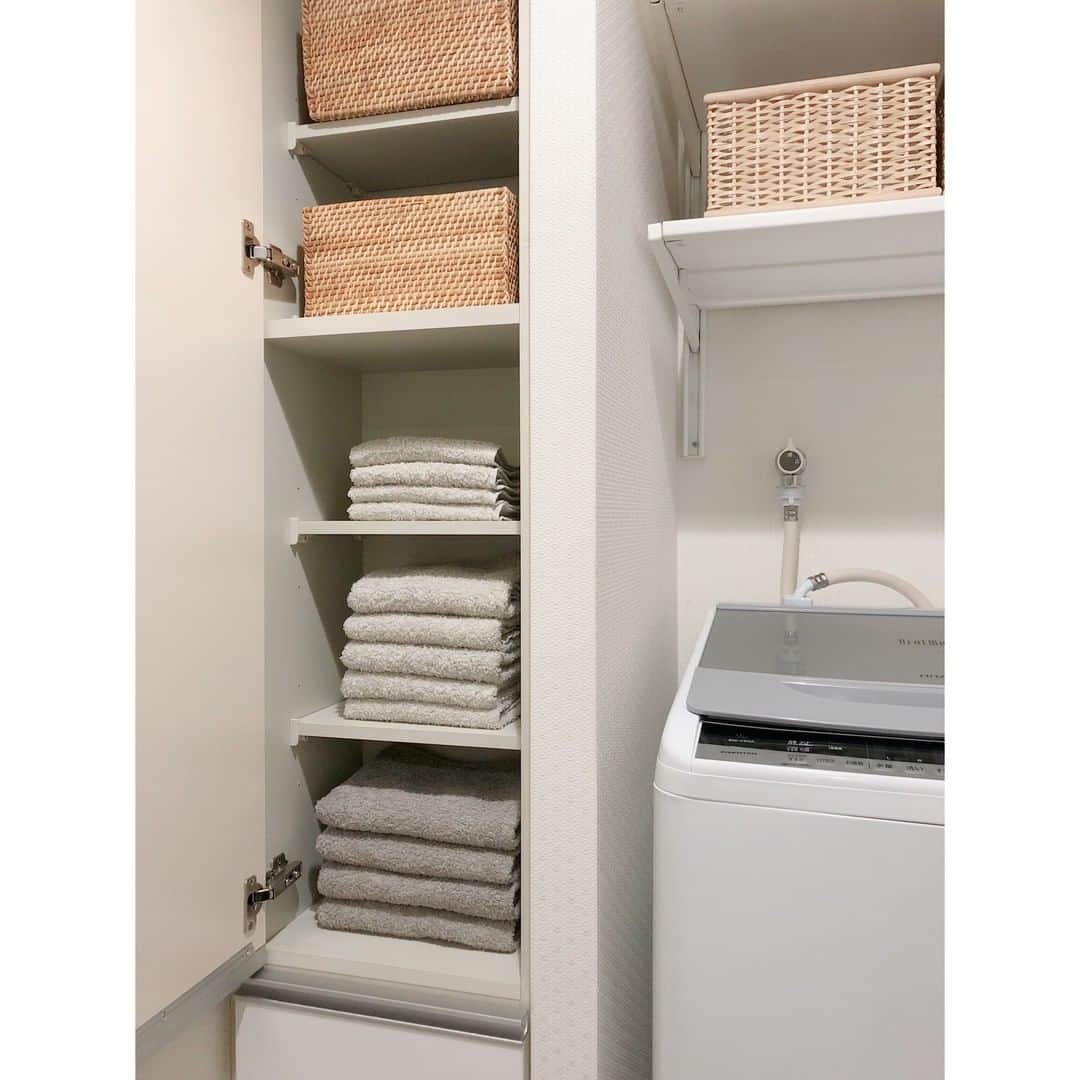 ムクリ［mukuri］さんのインスタグラム写真 - (ムクリ［mukuri］Instagram)「空間をフル活用し狭さを克服した洗面所収納〜すっきりしたマンション暮らし  人が一人立てばいっぱいいっぱいな洗面所。 当然収納もコンパクト。 備え付けは洗面の下と タオルを置くことを想定された棚のみ。  まずは洗濯機上部の空間にIKEAの稼働棚を設置。 ウォッシュタブや入浴後の着替えの一時置き場が完成。 リネン棚は想定よりも狭く、 思い切ってタオルのみの収納へ。  肝心の洗面台下は観音開きで収納容量も最小限。 凹凸がある中、無印良品のボックスを活用し、 日常で使う備品まで収納できるように。  一度拝見したことがありますが、 動線や目的もしっかりと考えられていた場所で、 @mk.1010 さんの工夫が詰まっていました。 ぜひ参考にしてみてください♪  ----------------------------------  ●洗濯機上の可動棚 ・商品：IKEA／ALGOT ・商品：IKEA／ブラケット ・商品：IKEA／ALGOT - ロッドブラケット用 ※現在ALCOTはサイトには掲載はなし  ●洗面下収納 ・商品：無印良品／ポリプロピレン収納ケース  ●ディスペンサー ・商品：SARAYA／オートディスペンサー  ●ボックスティッシュホルダー ・商品：ダイソー／壁ピタティッシュ  ----------------------------------  ▶︎ご紹介した記事 https://mukuri.themedia.jp/posts/5050669 「マンション」のカテゴリーよりご覧いただけます。 （キャプション：編集長）  #マンション #マンションインテリア #洗面室 #IKEA #無印良品 #無印 #muji #ダイソー #洗面所 #マイホーム計画#家づくり#新築 #賃貸インテリア #インテリア #シンプルインテリア #収納 #整理整頓 #整理収納 #マンション暮らし #すっきり暮らす #シンプルな暮らし #シンプルライフ #暮らしを整える #くらしの編集 #ムクリ」2月19日 12時30分 - mukuri_official