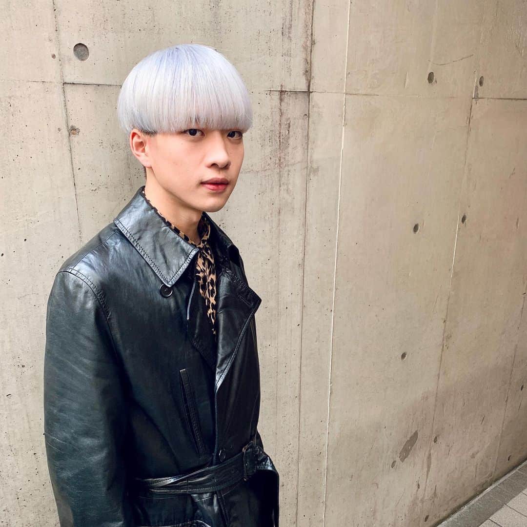田中滉一のインスタグラム：「こちら100%に近いホワイトカラー❄︎﻿ ブリーチ2回で基本的にホワイトに近づけます✨﻿ ﻿ ホワイトカラークーポン¥25000﻿ ﻿ 予約はホットペッパーまたはDMからもお取りできます！﻿ ﻿  #マッシュ #メンズヘア #メンズファッション #ヘアセット #カラー #ダブルカラー #ケアブリーチ  #美容師 #原宿 #美容室 #ホワイトカラー #白髪#白髪マッシュ#menshair #mensstyle  #無印良品 #l4l #金木研 #ハイトーン  #撮影 #センターパート #刈り上げ  #ヘアカタ #エドルブリーチ #韓国 #韓国マッシュ #コンマヘア #メンズパーマ #カルマパーマ」