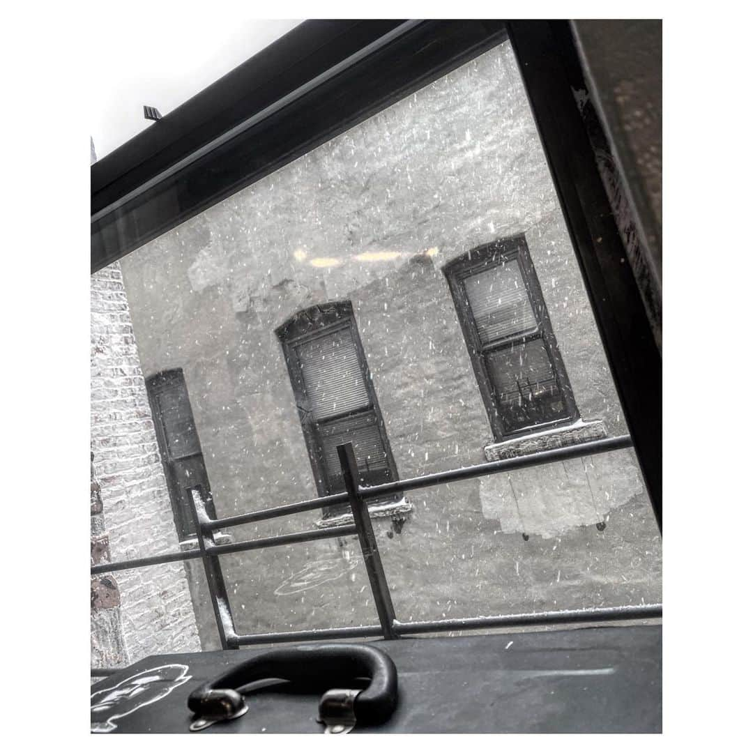 中鉢明子さんのインスタグラム写真 - (中鉢明子Instagram)「It was just an ordinary day🍳🧹🤱 ... #MyBirthday #Today #Feb18th2021 #snowing #newyork そういえば今日誕生日でした。いつも通りの...(🍳ごはん食べさせて🧹掃除して、🤱おっぱいあげて　ごはん食べさせて掃除しておっぱいあげて過ぎていっ...)充実した一日でした(笑) おととい6歳になった娘の残りのケーキでも食べます。30代最後の年です。信じられんぴーです！ニューヨークは雪が降ったよ！#誕生日 #2021年2月18日」2月19日 12時35分 - akiko_harlem