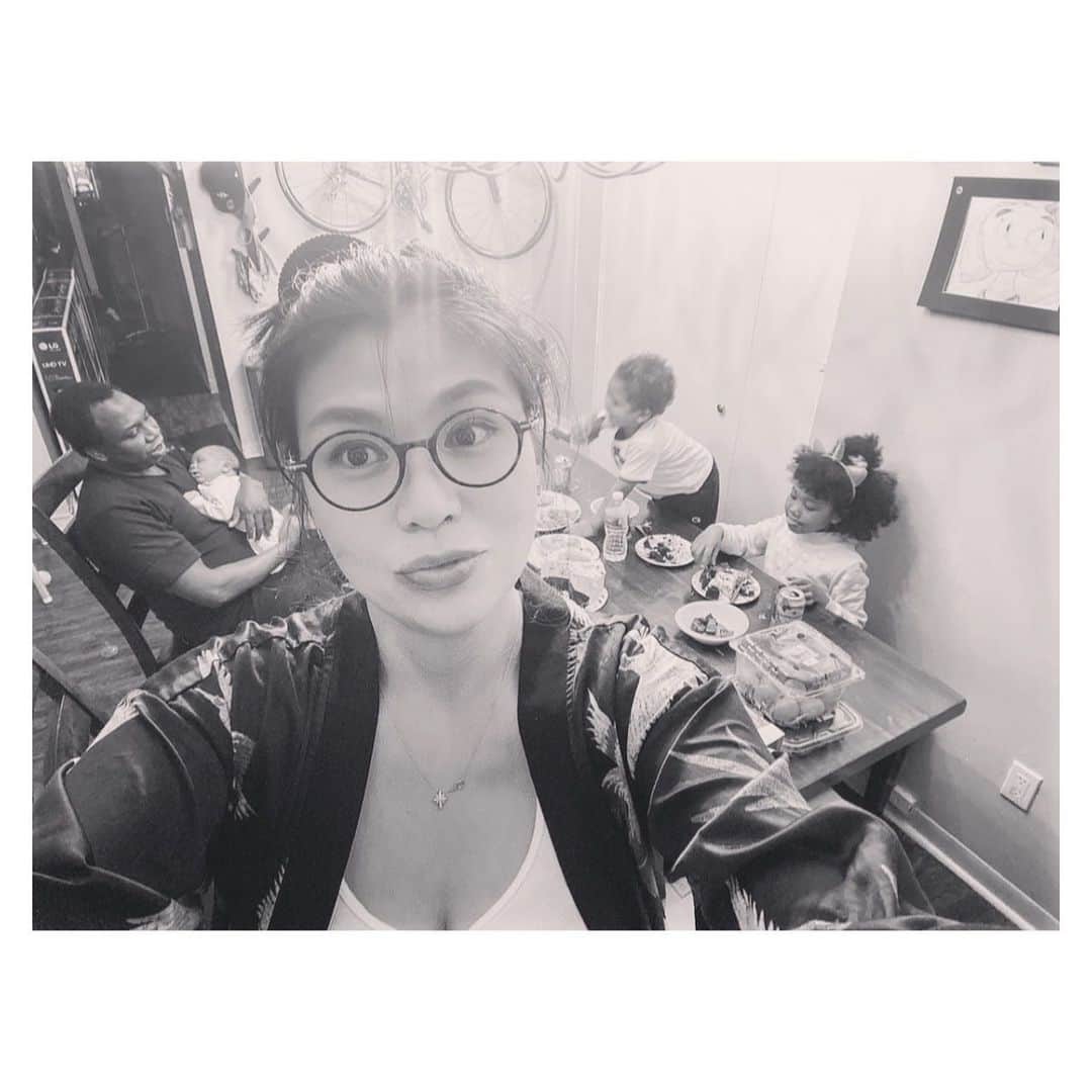 中鉢明子のインスタグラム：「It was just an ordinary day🍳🧹🤱 ... #MyBirthday #Today #Feb18th2021 #snowing #newyork そういえば今日誕生日でした。いつも通りの...(🍳ごはん食べさせて🧹掃除して、🤱おっぱいあげて　ごはん食べさせて掃除しておっぱいあげて過ぎていっ...)充実した一日でした(笑) おととい6歳になった娘の残りのケーキでも食べます。30代最後の年です。信じられんぴーです！ニューヨークは雪が降ったよ！#誕生日 #2021年2月18日」