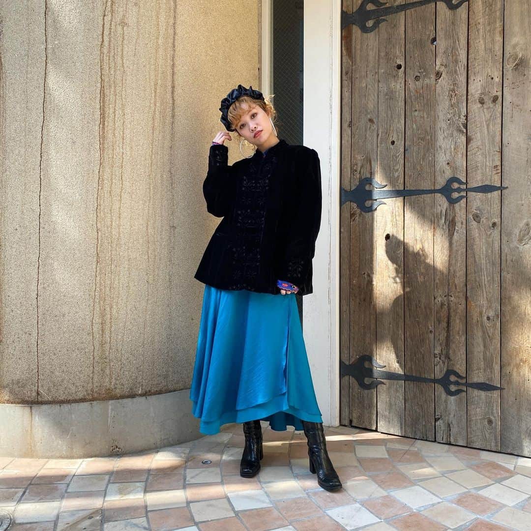 PUNK CAKEのインスタグラム：「•black velour fake china jacket •scarf pattern stand collar shirt【SOLD】 •emerald green silk & rayon layered skirt【SOLD】  #punkcake  #vintage #vintageclothing  #80sfashion  #古着 #古着コーデ  #古着女子 #レディース古着　 #原宿 #harajuku  #harajukufashion  #原宿古着屋 #東京古着屋  #古着屋巡り #古着通販」