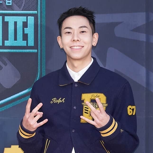 ロコのインスタグラム：「방금 고등래퍼4 멘토 단체곡 멘토스 발매 되었을 거에요 !! 그리고 오늘 밤 열한시 첫 방이니까 고딩래퍼들 기대 많이 해주세요 감사합니다 🌝」