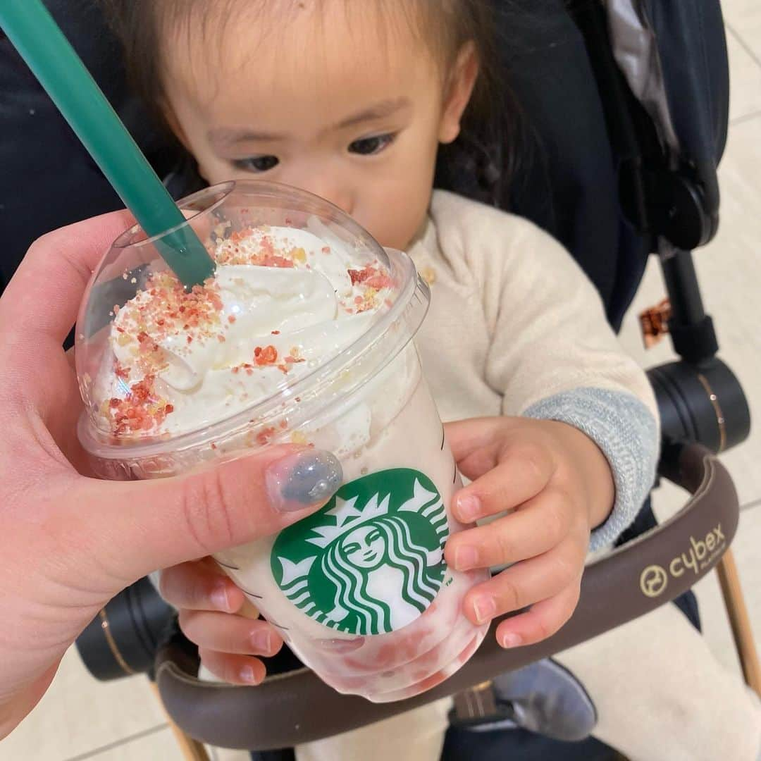 姫野れみのインスタグラム：「🫐🌸 毎年楽しみにしてる桜シリーズ♡ やっっと、今年初めて😌  #starbucks #starbuckscoffee #スターバックス #スターバックスコーヒー #スタバ #さくらフラペチーノ #さくらふわりベリーフラペチーノ」