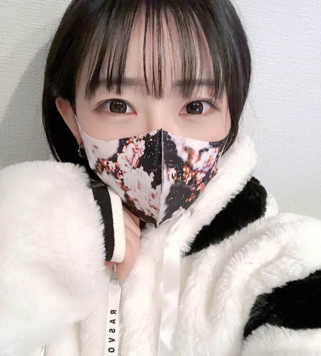 白釈迦遺さんのインスタグラム写真 - (白釈迦遺Instagram)「. 蜷川実花さんのマスクもらた。 綺麗で素敵🌕」2月19日 12時38分 - shaka_yui