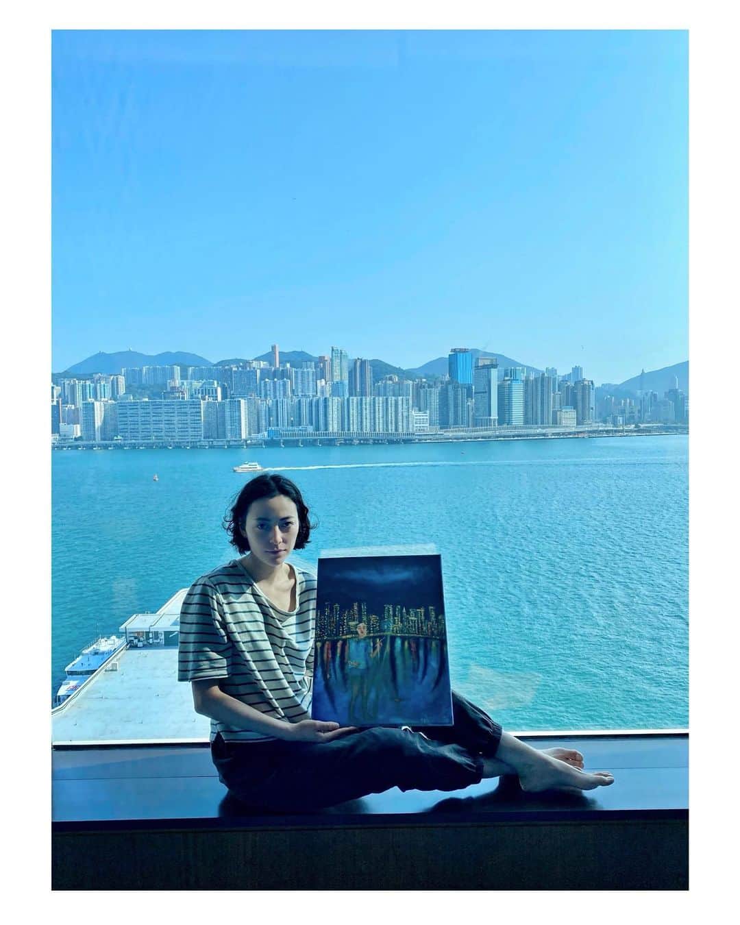 美波さんのインスタグラム写真 - (美波Instagram)「Hi everyone. Since I have been in quarantine in Hong Kong, I started to paint a new piece of my memory. This is the skyline that I can see from my window and I watched this illumination for 21 nights. The quarantine days are strange days in my life, but I can also focus on my role and on me. I have been keeping very busy every day with online lessons, sports, painting, working... If someone is going to do this type quarantine (hope not), I recommend you get a training machine and work with "Real" person online... (this will help you feel like you are not alone) I’m just excited and looking forward to being able to breathe the air of outside! My new adventure will be starting soon...  Have a great day🌞  🐾🐾🐾🐾🐾🐾🐾🐾🐾🐾🐾🐾🐾🐾🐾🐾🐾🐾   みなさんこんにちは。 香港到着後のホテル隔離の中、新しい記憶を油絵に落とし込みたく、筆を取りました。 この写真は、21日間毎日窓から眺めていた景色です。 窓の開かない部屋に閉じこもった不思議な経験は役作りと自分自身に集中できた貴重な時間でした。 とにかく忙しくしており、オンラインレッスン、運動、絵、役作り…とフル活動していました。 もしホテル隔離をするご予定がある方がいましたら（願いませんが）、お勧めしたいのが、ウォーキングマシーンなどの導入、実際に対話ができるオンラインのレッスン等です。（そのほうが長続きし、寂しくなりません。） あと数日で外の空気が吸えることを思うと胸が高まります。 これから新たな冒険が待っています🦨 それではまた！  #oilpainting #quarantinelife #everythingwillbeoversoon」2月19日 12時38分 - minamimanim