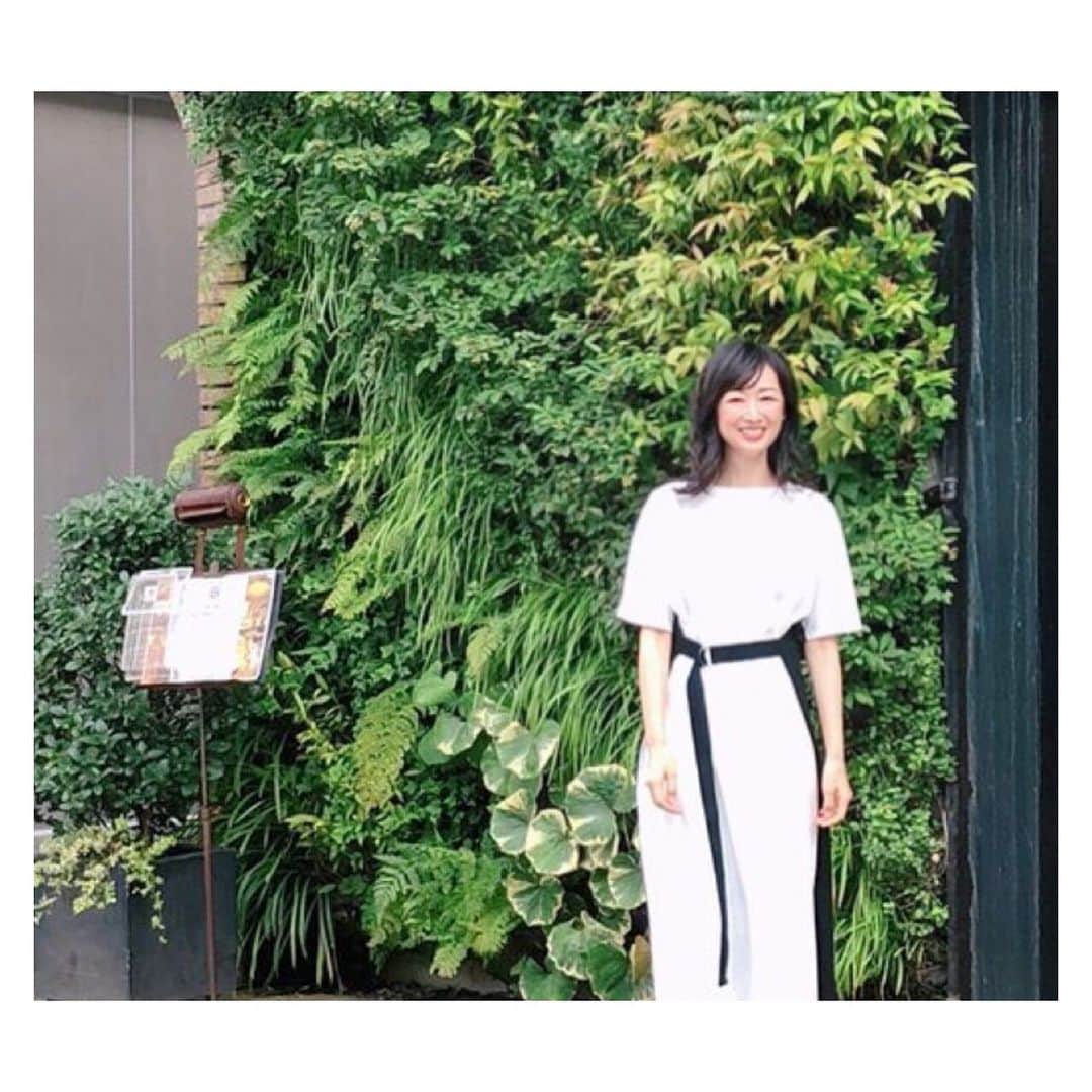 のインスタグラム：「税務署からの帰り道  ほとんど誰もいない道をてくてく歩いていたら少し先で🚕タクシーから女性が降りてきて  地下鉄🚇入口の方へ歩いて行く途中にバッグからなにか落ちたように見えた👀  ん？ハンカチ？  よく見えなかったので少し早歩きで近づいて行きその落ちた物を確認したら  お財布❗️  お財布落とした‼️  きゃー😱  急いでお財布を拾い、追いかけようとしたら女性はエレベーターに乗って地下へ行ってしまっていた  ここは階段が無くエレベーターのみ  普段は感染予防のためにヒジで押しているエレベーターボタンをあわてて指でがんがん押しまくり👉🏻  心の中でヤバイヤバイヤバイ💦早く〜💦と焦りまくり変な汗出てきた  やっとエレベーターに乗りソワソワしながら考えてみたら🤔このお財布の中に、たぶん定期とかPASMO的な物が入っているハズ  だから改札で気づいて女性はこっちに戻ってくる！だから大丈夫！…な、ハズ  ようやく地下へ到着しエレベーターのドアが開いた瞬間、目の前にお財布を落とした女性が！  私が「これ、お財布！」と差し出したら、ほっとしたようで「わざわざすみません！ありがとうございます！」と受け取りお別れしました  そういえば2月前半に目の前を歩いていた男性が折り畳み傘🌂のカバー？袋？を落としたので拾って渡したし  電車の中で子供のリュックに付いていたマスコット🧸？みたいなのが落ちたので拾って渡した  なぜ私のまわりで色々と落とし物をする人が多いのかしら？今年1年間どれだけ拾うか数えてみようかな  そして自分も落とし物をしないように気をつけよう！と、あらためて思いました☺️  写真は全く関係ない過去のものです  #元宝塚 #宝塚og #model #actress #modella #attrice #모델 #여배우 #tokyo #japan」