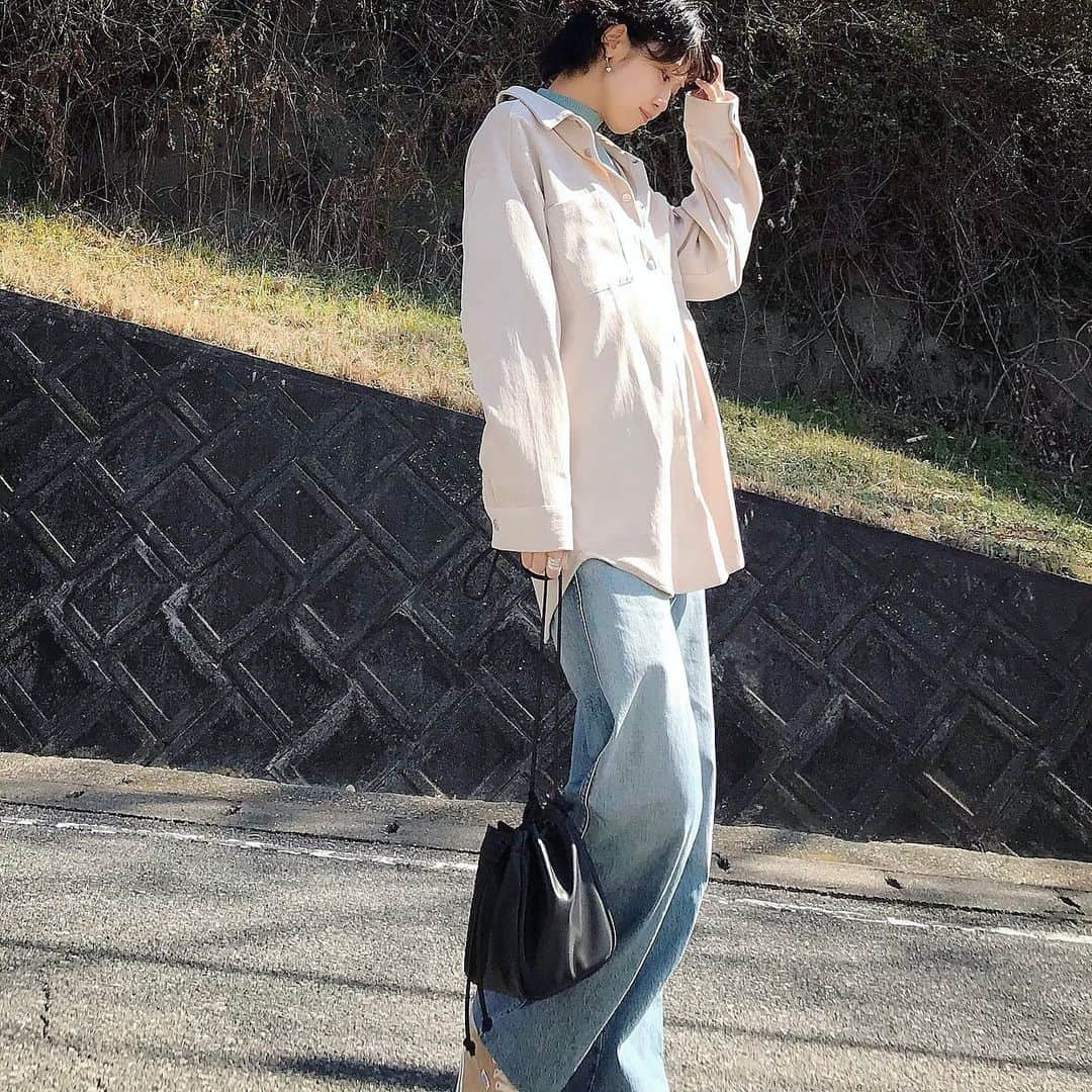 ryo0809appleさんのインスタグラム写真 - (ryo0809appleInstagram)「#coordinate ・ ・ ・ shirt&knit... @coca_official_store  jeans&bag... @uniqlo_jp  ・ ・ ・ くすみグリーンとデニムのブルーの色合わせが春っぽくて可愛いけど、私の年齢的にキツいからベージュのシャツで中和させる。 ・ ・ ・ #服記録 #プチプラコーデ #プチプラ #プチプラファッション #ママコーデ #ママファッション #アラフォーコーデ #40代コーデ #アラフォーママ #高身長コーデ #高身長女子 #先日のコーデ #kaumo_fashion #locari #ponte_fashion #mineby3mootd #ママスタグラム #coca_code #uniqlo #ユニクロ #ユニジョ #ユニクロデニム族 #ユニデニ  #カジュアルコーデ」2月19日 12時42分 - ryo0809apple