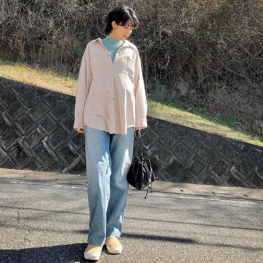 ryo0809appleさんのインスタグラム写真 - (ryo0809appleInstagram)「#coordinate ・ ・ ・ shirt&knit... @coca_official_store  jeans&bag... @uniqlo_jp  ・ ・ ・ くすみグリーンとデニムのブルーの色合わせが春っぽくて可愛いけど、私の年齢的にキツいからベージュのシャツで中和させる。 ・ ・ ・ #服記録 #プチプラコーデ #プチプラ #プチプラファッション #ママコーデ #ママファッション #アラフォーコーデ #40代コーデ #アラフォーママ #高身長コーデ #高身長女子 #先日のコーデ #kaumo_fashion #locari #ponte_fashion #mineby3mootd #ママスタグラム #coca_code #uniqlo #ユニクロ #ユニジョ #ユニクロデニム族 #ユニデニ  #カジュアルコーデ」2月19日 12時42分 - ryo0809apple